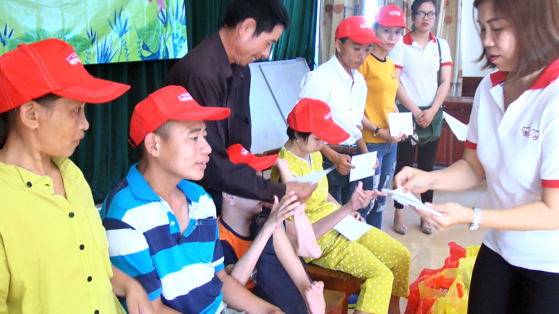  Trao quà cho trẻ em bị di chứng da cam ở huyện Yên Thành. Ảnh: Thái Dương.