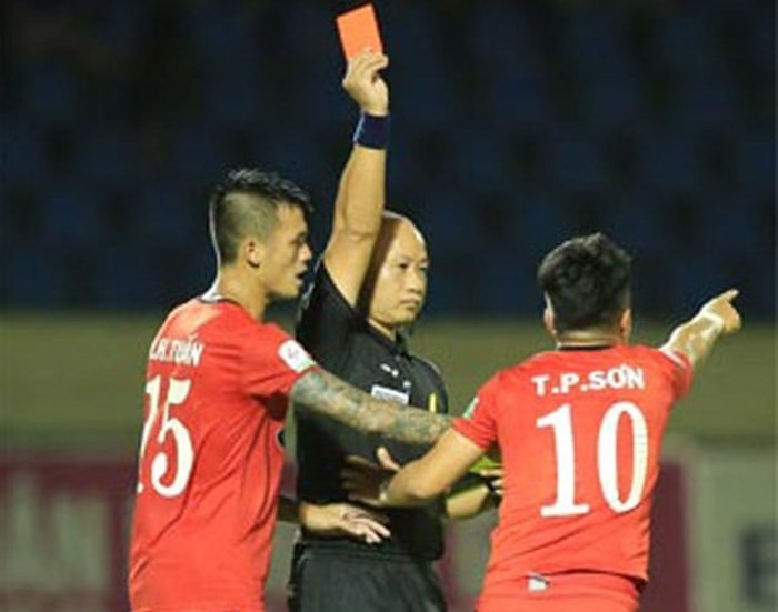 Phi Sơn nhận thẻ đỏ trong trận đấu với Than Quảng Ninh trên sân Cẩm Phả. Ảnh: Internet