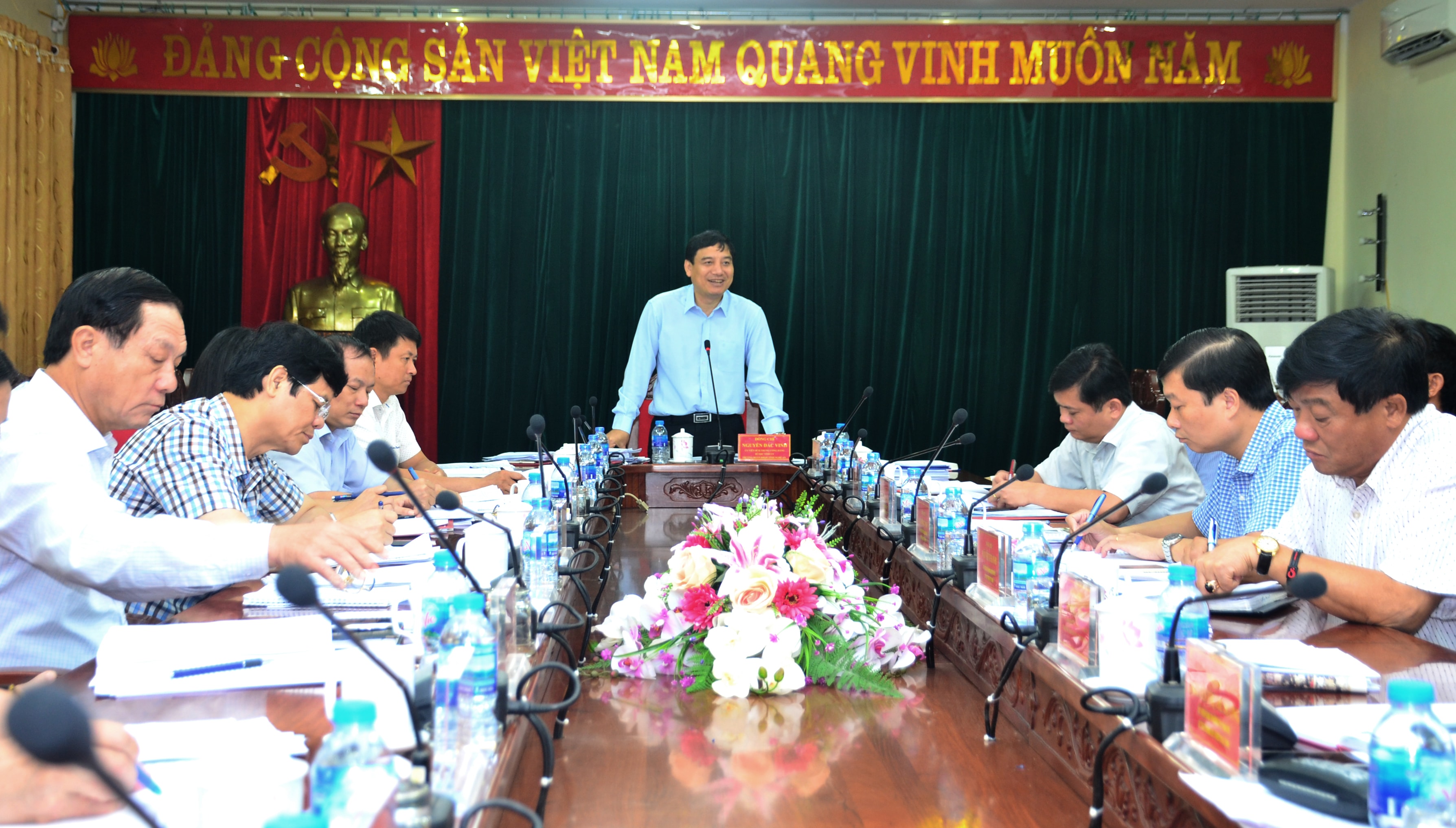 Đồng chí Nguyễn Đắc Vinh - Ủy viên Trung ương Đảng, Bí thư Tỉnh ủy, Trưởng đoàn ĐBQH tỉnh chủ trì cuộc làm việc. Cùng dự có các đồng chí: Nguyễn Xuân Sơn - Phó Bí thư Thường trực Tỉnh ủy, Chủ tịch HĐND tỉnh; Nguyễn Xuân Đường - Phó Bí thư Tỉnh ủy, Chủ tịch UBND tỉnh; Nguyễn Văn Thông - Phó Bí thư Tỉnh ủy và các đồng chí trong Ban Thường vụ Tỉnh ủy.