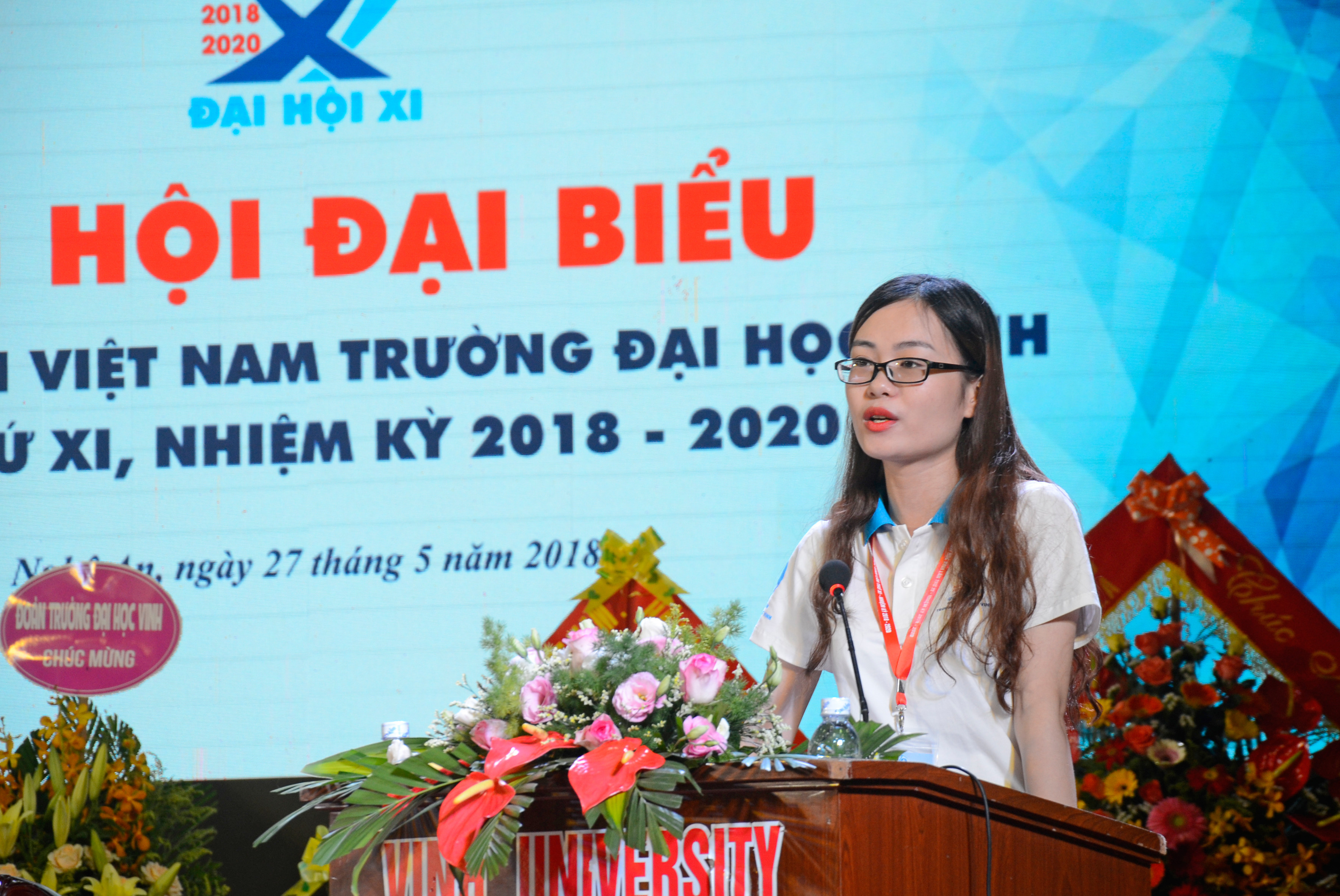 Chủ tịch Hôi Sinh viên Trường Đại học Vinh Phan Thị Quỳnh Trang trình bày báo cáo của Ban Chấp hành Hội sinh viên trường khóa X trình 