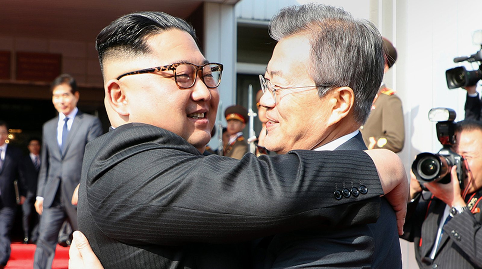 Lãnh đạo Triều Tiên - Hàn Quốc bất ngờ gặp nhau hôm 26/5. Ảnh Internet