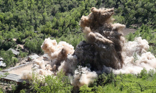 Các công trình tại bãi thử Punggye-ri bị phá hủy hôm 24/5. Ảnh: AFP.