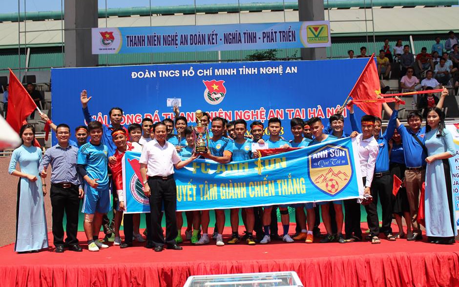 Ông Lê Doãn Hợp - Nguyên Ủy viên TW Đảng, nguyên Bộ trưởng Bộ Thông tin – Truyền thông, nguyên Bí thư Tỉnh ủy Nghệ An, Chủ tịch Hội đồng hương Nghệ An tại Hà Nội trao cúp Vô địch cho đội Fc Anh Sơn.