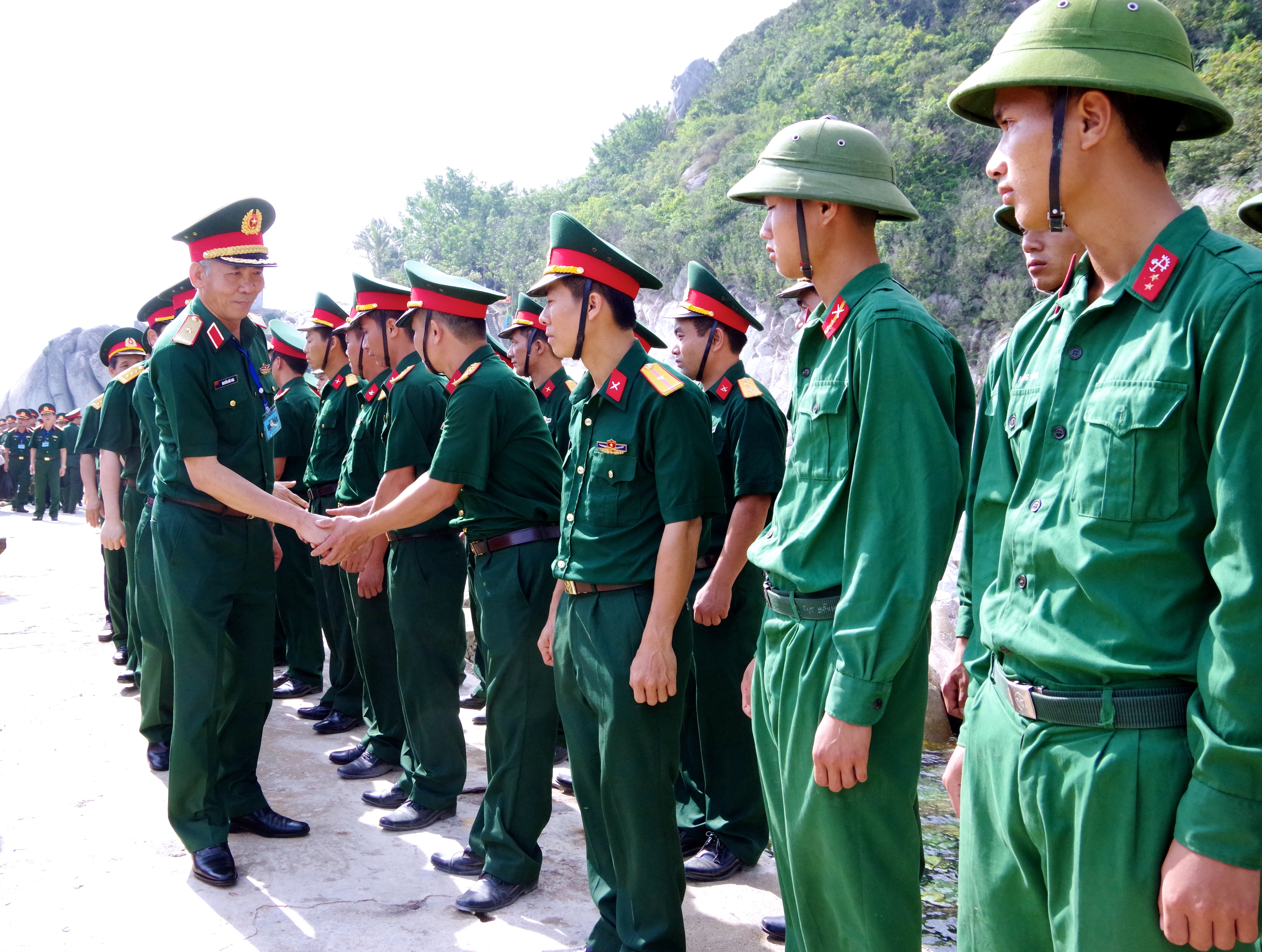 Thiếu tướng Nguyễn Đức Hóa - Phó Chính ủy Quân khu IV cùng đoàn công tác đến thăm cán bộ, chiến sĩ tại Tiểu đoàn Hỗn hợp Đảo Mắt. Ảnh: Mỹ Nga 