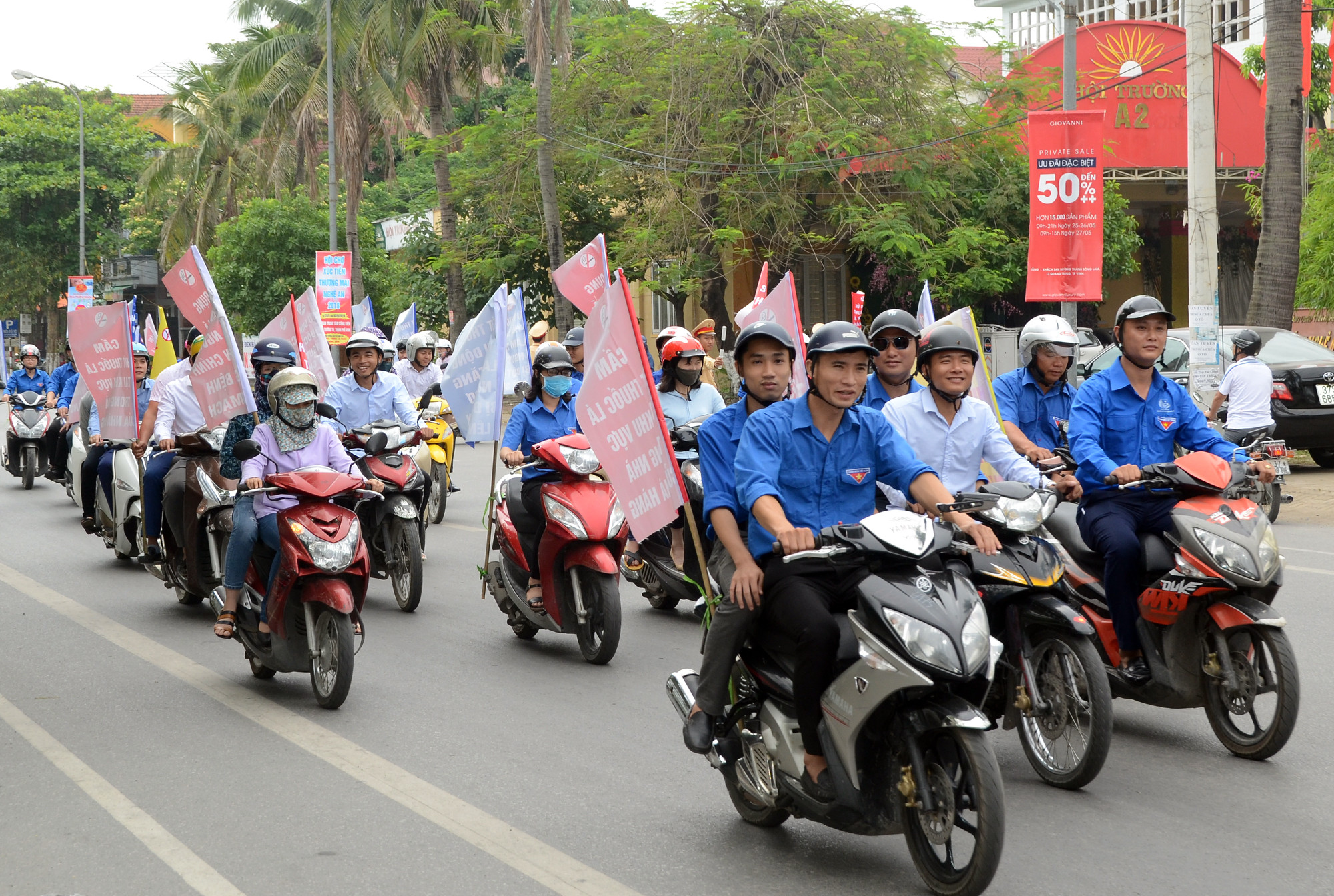 Diễu hành cổ động phòng chống tác hại thuốc lá. Ảnh: Thành Chung