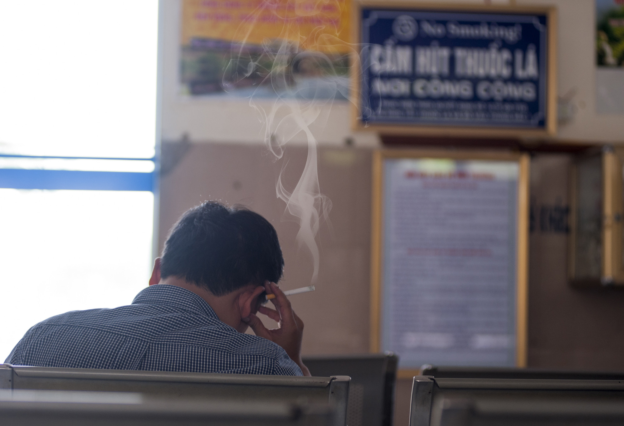 Hành vi hút thuốc lá nơi công cộng ở Nghệ An vẫn rất phổ biến. Ảnh: Thành Cường