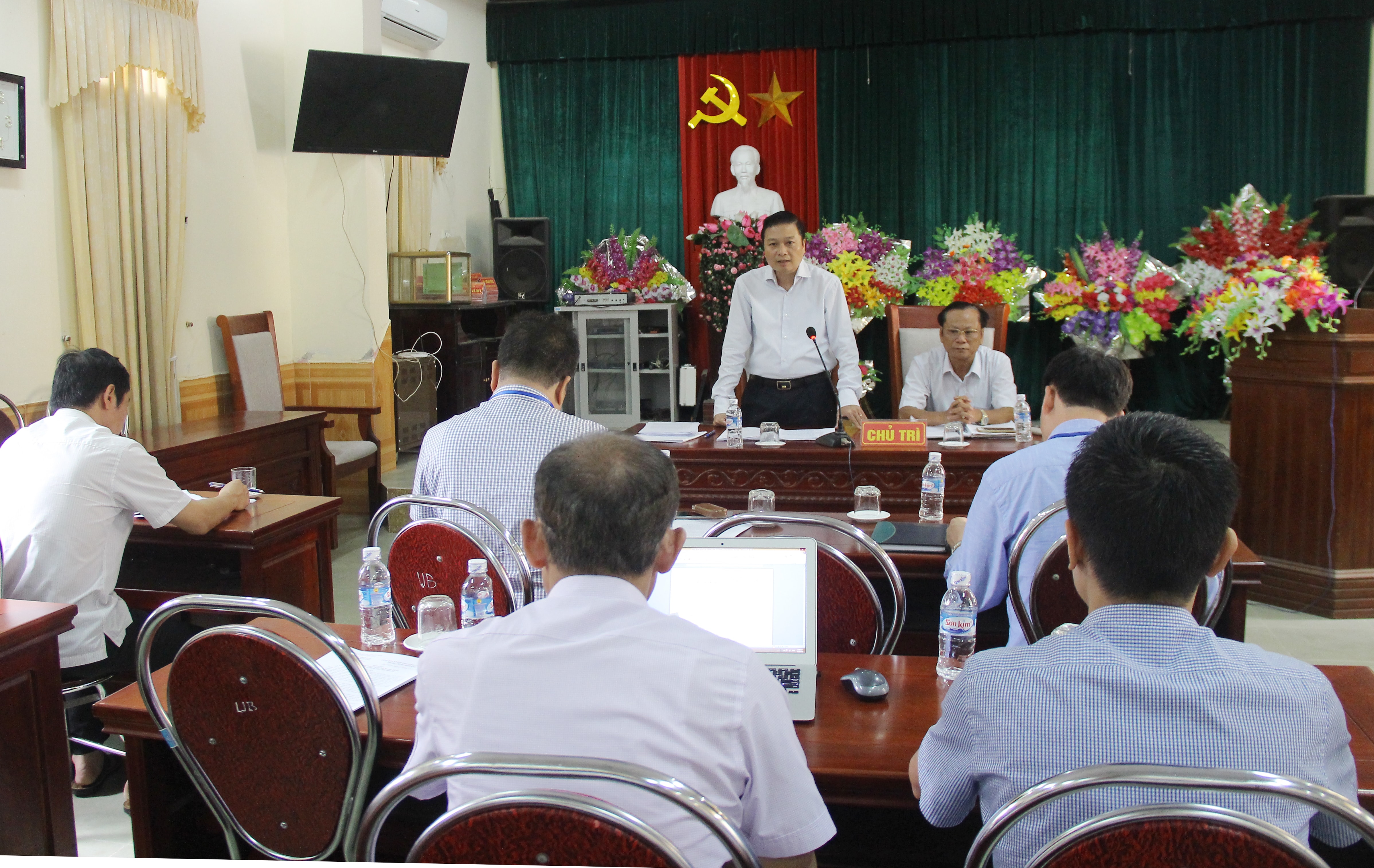 Ông Lê Hồng Vinh - Ủy viên Ban Thường vụ, Chủ nhiệm Ủy ban Kiểm tra Tỉnh ủy, Trưởng ban Kinh tế - Ngân sách HĐND tỉnh chủ trì cuộc làm việc. Ảnh: Mai Hoa
