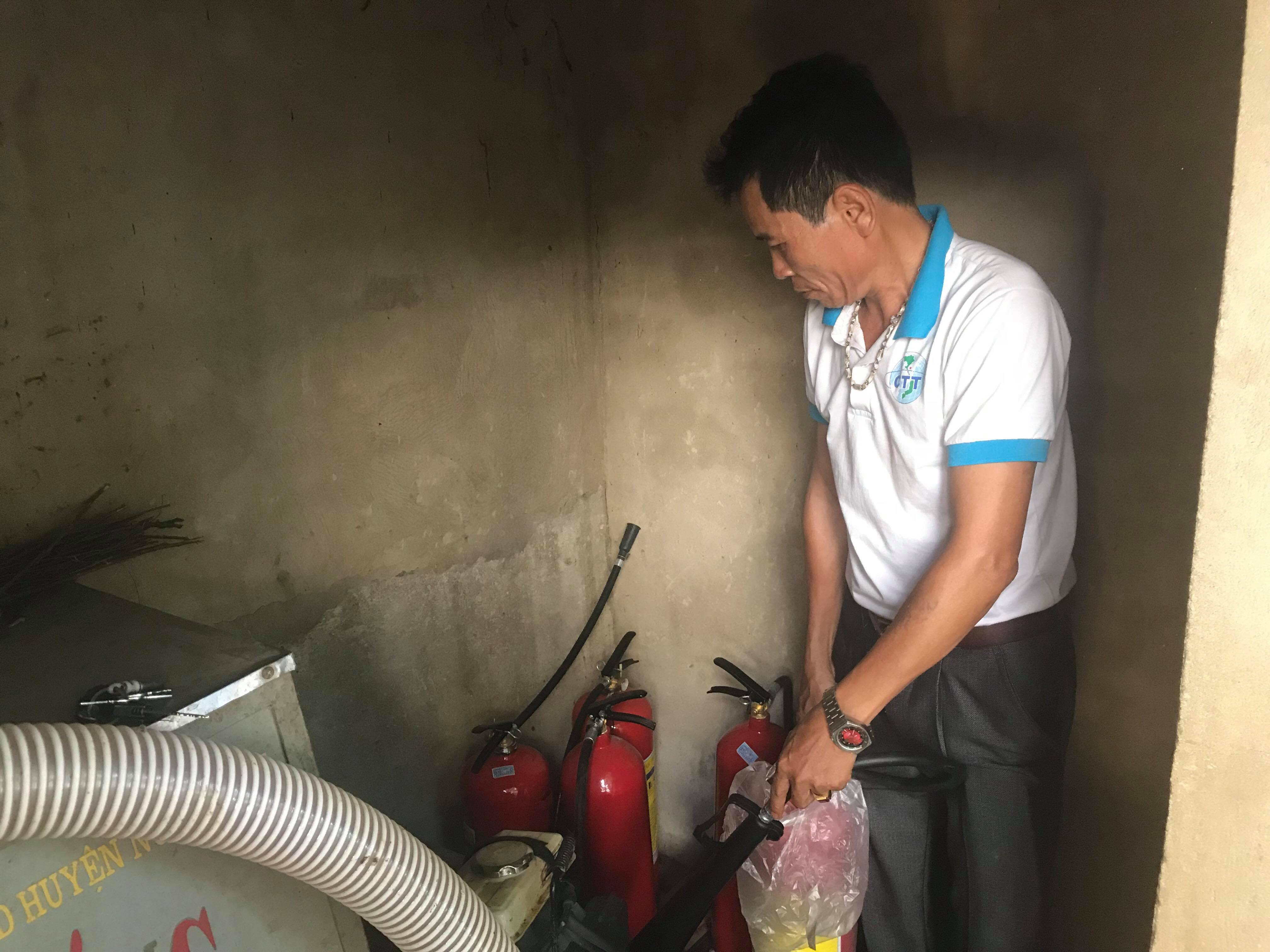 Các bình chữa cháy chưa một lần được sử dụng tại chợ Nghĩa Thuận. Ảnh Minh Thái