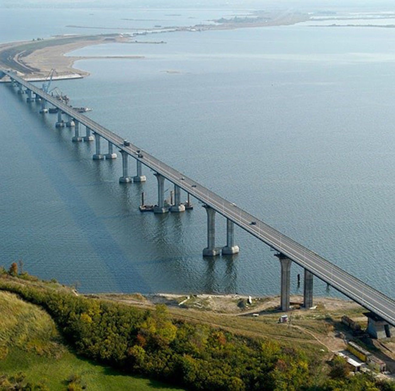 Cây cầu bắc qua sông Kama. Cầu nằm trên quốc lộ R239 nối Kazan với biên giới Kazakhstan. Đây từng là cầu dài nhất Nga, với độ dài gần 14km.