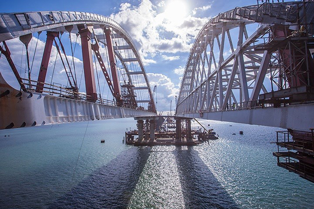 Cầu Crimea bắc qua eo biển Kerch đã chính thức trở thành cầu dài nhất của người Nga. Không những vậy, cây cầu dài 19km này còn là cầu dài nhất châu Âu hiện nay