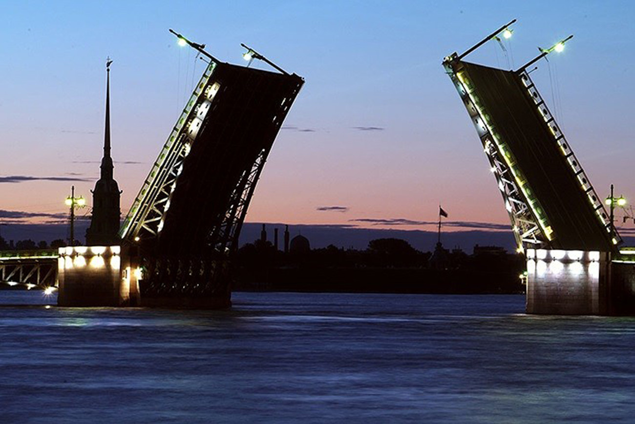 Cầu quay ở Saint Petersburg kết nối trung tâm thành phố này với đảo Vasilevskiy. Cầu nâng lên vào đêm để thuyền bè đi qua. Cầu xây năm 1916, dài 250m.