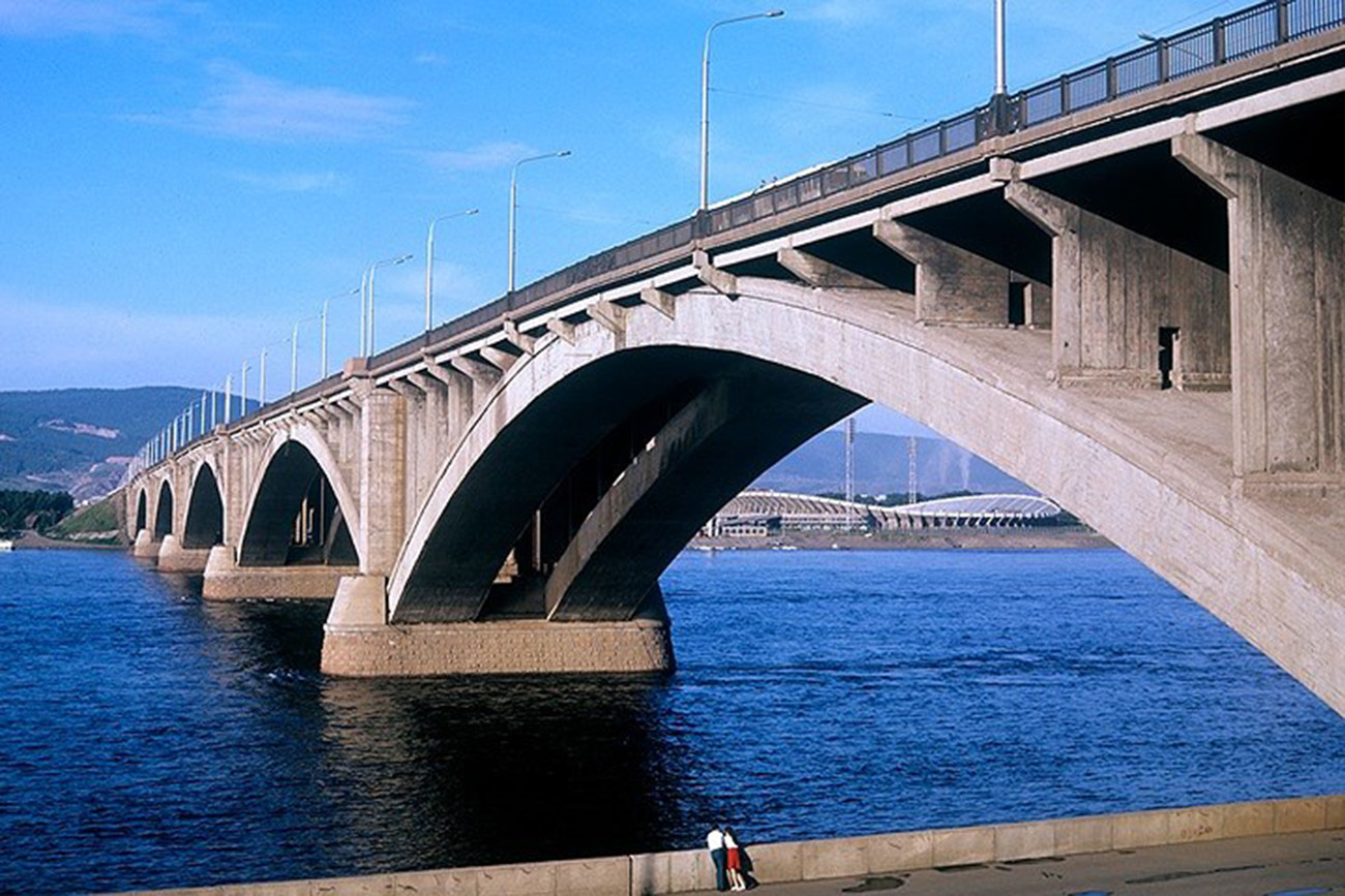 Cầu Kommunalny bắc qua sông Yenisei khai trương vào năm 1961 từng là cây cầu dài nhất châu Á trong nhiều năm liền. Nó vẫn có sức hút kỳ lạ, với những vòm bê tông vững chãi.