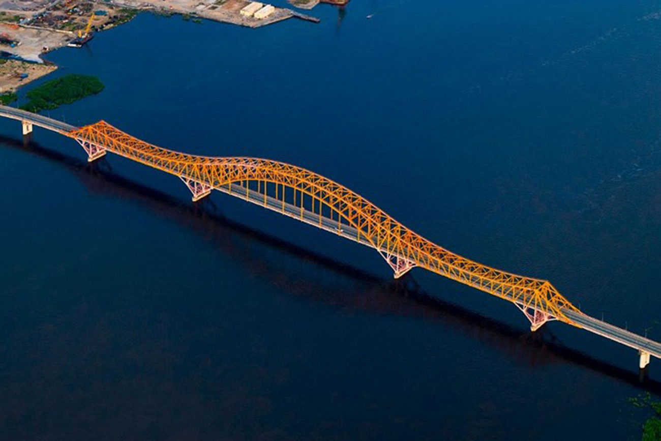Cây cầu “Hồng Long” duyên dáng có màu đỏ đặc trưng từ kết cấu thép đỏ. Cầu bắc qua sông Irtysh ở vùng Siberia.