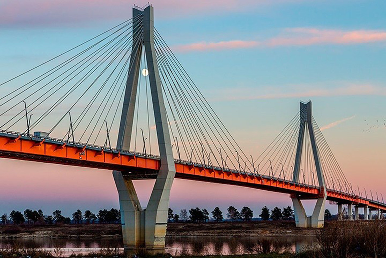 Danh hiệu cầu đẹp nhất nước Nga thuộc về cây cầu bắc qua sông Oka, theo một cuộc bình chọn do chính quyền tổ chức. “Á hậu 1” thuộc về “Hồng Long”.