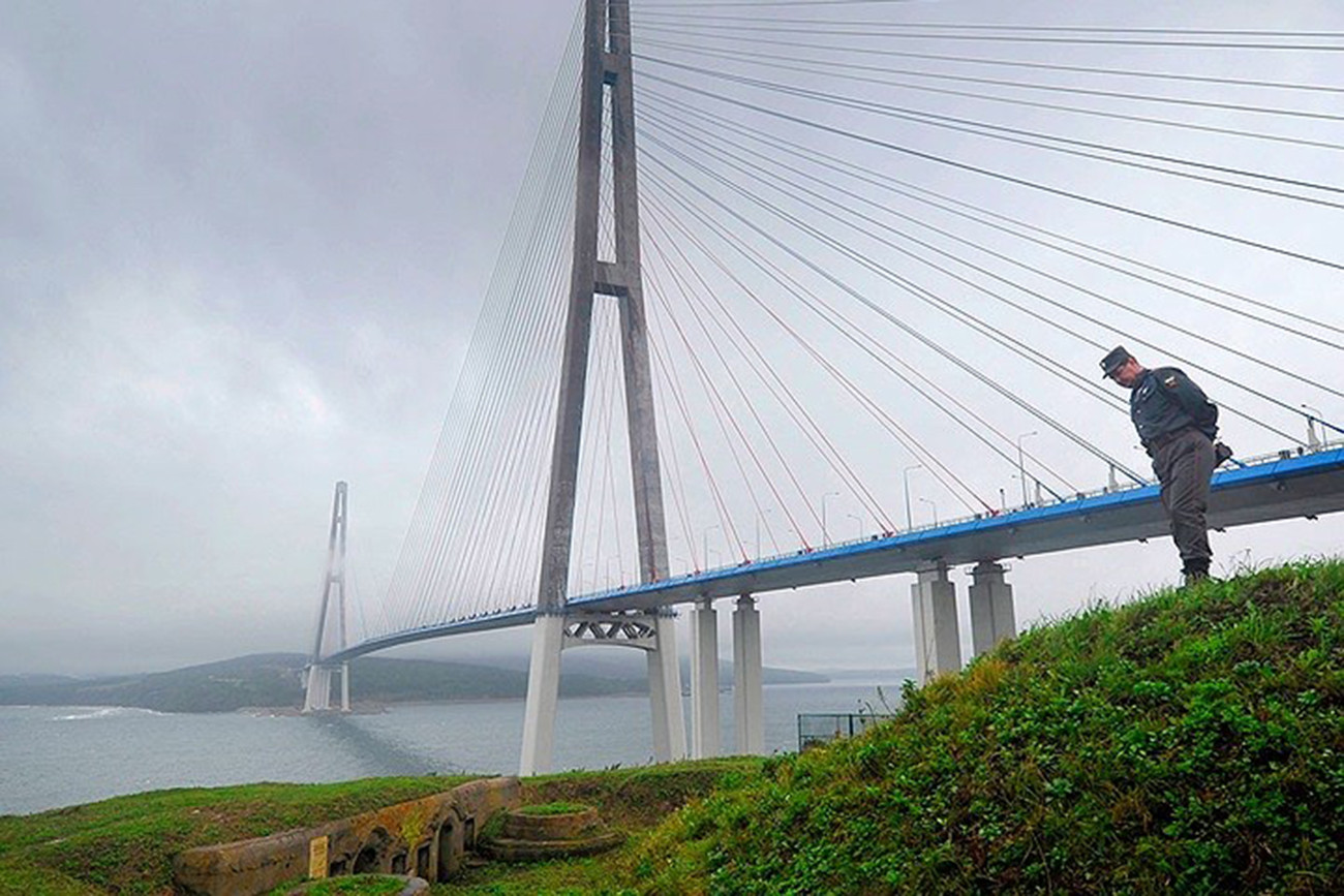 Cây cầu “Nga nhất” là cây cầu Russky đẹp như vẽ nối thành phố Vladivostok với đảo Russky. Cầu cao tới 324m và lung linh về đêm với 3 màu quốc kỳ Nga.