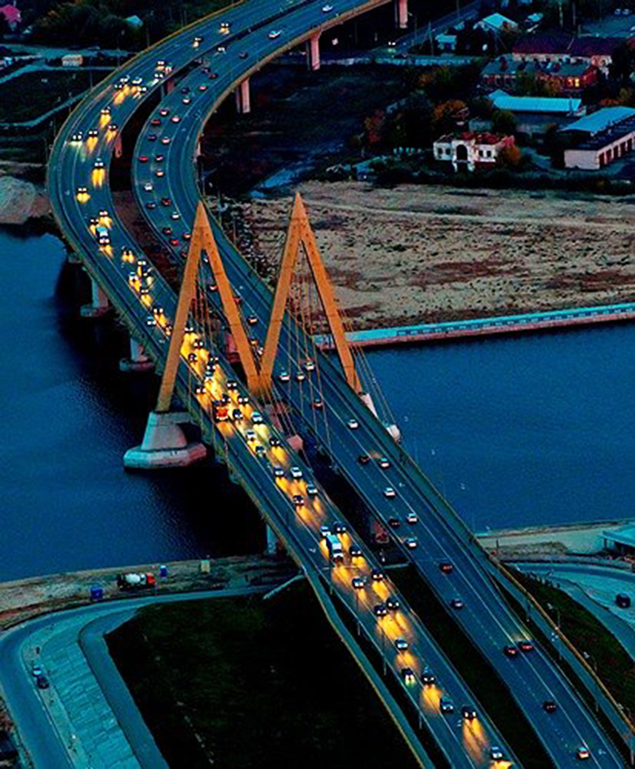 Cầu chữ M – cầu “Thiên niên kỷ” này được xây vào năm 2005 nhân kỷ niệm 1.000 năm thành phố Kazan. Cây cầu này về đêm cũng rất lung linh.