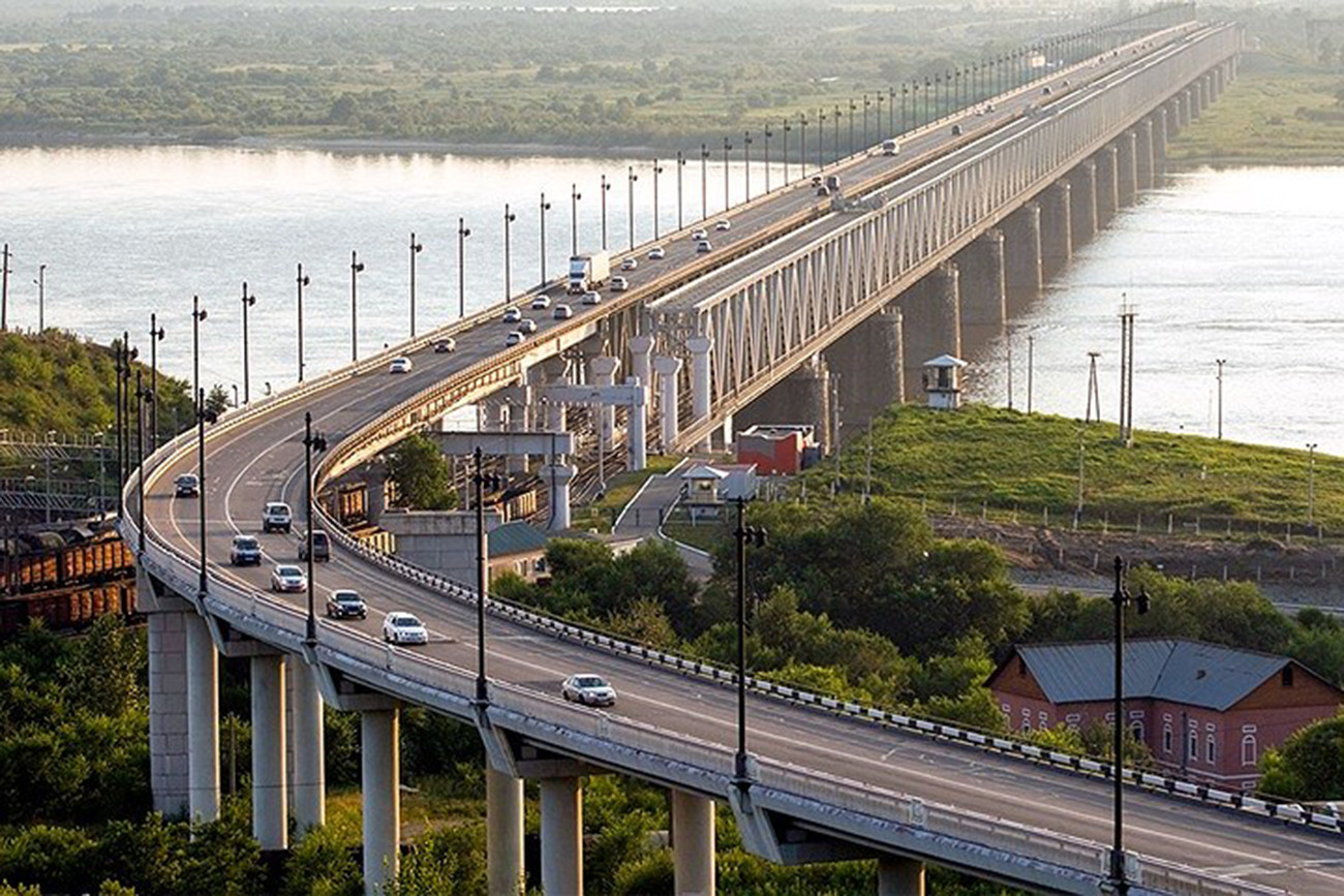 Năm 1900, thiết kế của cầu Khabarovsk đoạt huy chương vàng tại một triển lãm thế giới ở Paris. Cầu khánh thành vào năm 1916 và được nâng cấp vào cuối thập niên 1990.