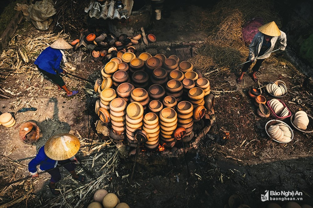 Nghề gốm ở Trù Sơn có từ rất lâu đời, và sản phẩm làm ra chủ yếu là nồi đất. Nếu như trước đây cả làng nghề này ai cũng theo nghề và biết làm nghề gốm thì hiện nay hầu hết theo nghề là người già và phụ nữ.  Ảnh: Tư liệu