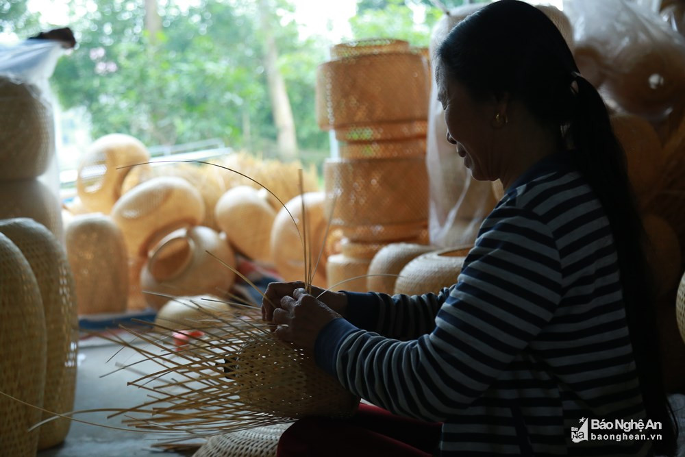 Mây tre đan chính là nghề truyền thống nức tiếng ở Nghi Phong, Nghi Lộc. Sản phẩm làng nghề này làm ra có mặt trên nhiều thị trường, xuất khẩu cả ra nước ngoài. Ảnh: Tư liệu