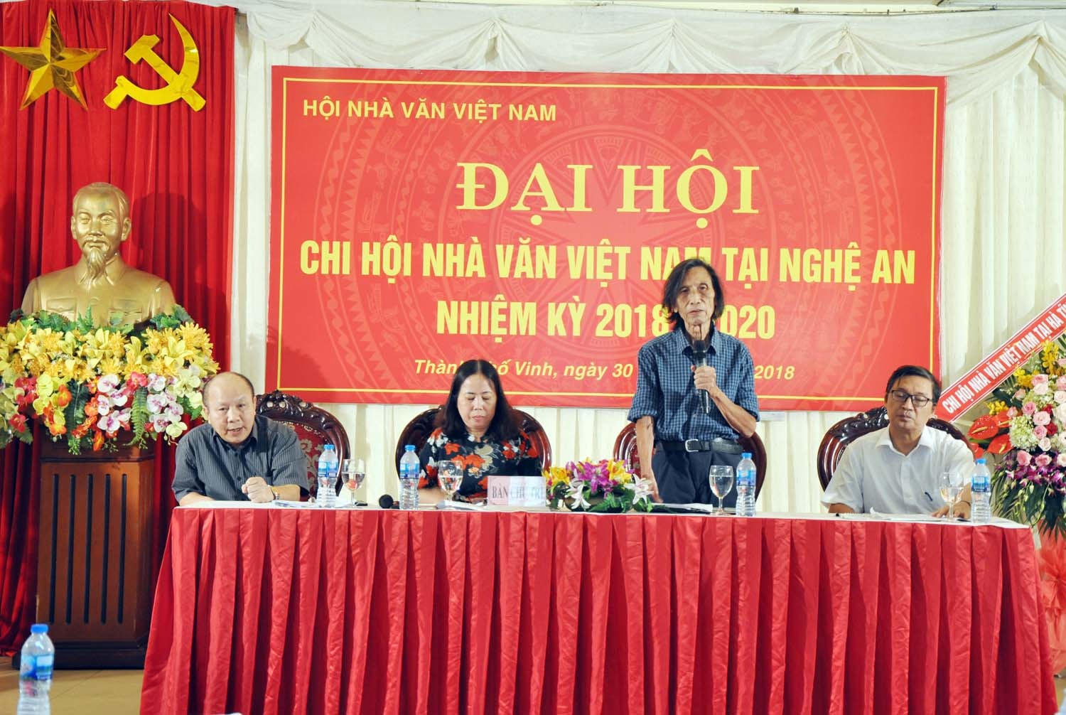 Đoàn Chủ tịch điều hành Đại hội. Ảnh: Công Kiên
