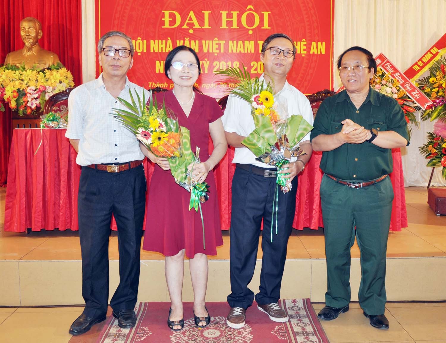 Đại diện Hội Nhà văn Việt Nam và Liên chi hội Nhà văn các tỉnh Bắc Miền Trung chúc mừng BCH Chi hội Nhà văn Việt Nam tại Nghệ An nhiệm kỳ 2018 - 2020. Ảnh: Công Kiên