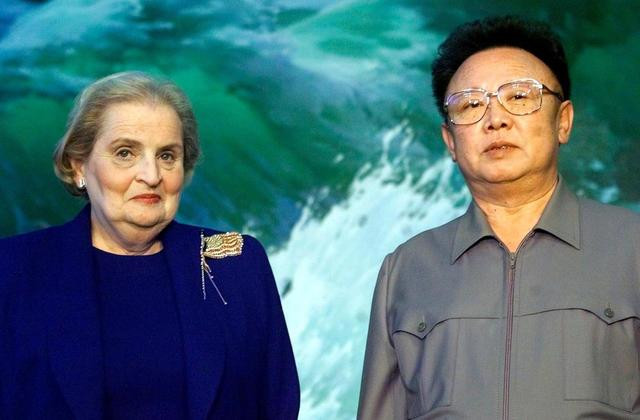  Nhà lãnh đạo Triều Tiên Kim Jong-il và Ngoại trưởng Mỹ Madeleine Albright. Ảnh: AP