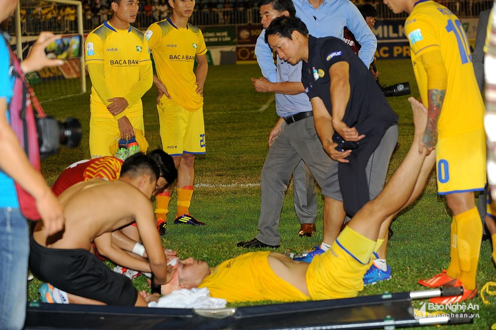 Trung vệ Văn Khánh bị chấn thương khá nặng trong trận đấu với HAGL. Ảnh tư liệu
