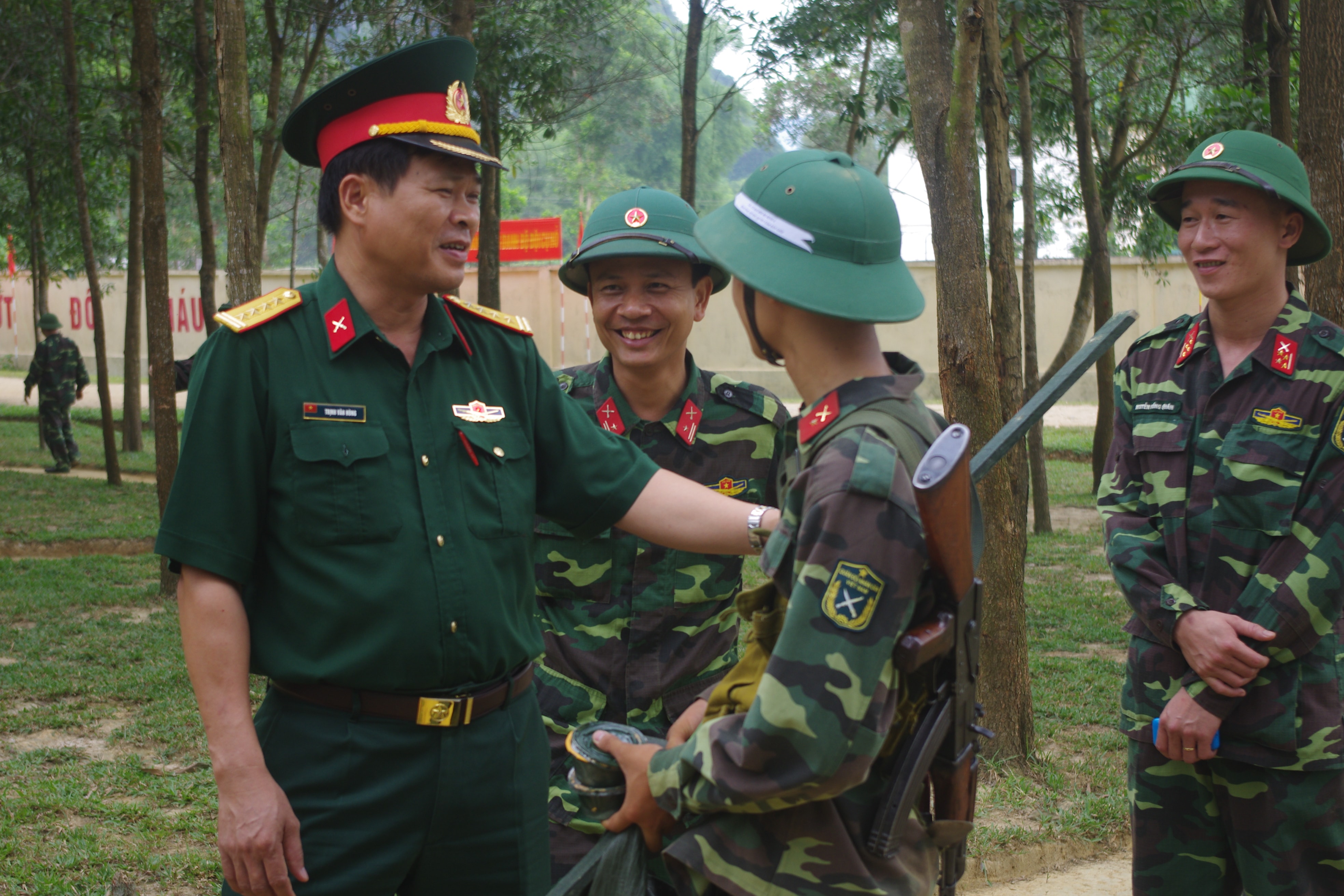 Đại tá Trịnh Văn Hùng, Bí thư Đảng ủy – Chính ủy Sư đoàn 324 gặp gỡ, động viên chiến sĩ mới Trung đoàn 335 trên thao trường Cây Ngái trước khi bước vào kiểm tra 