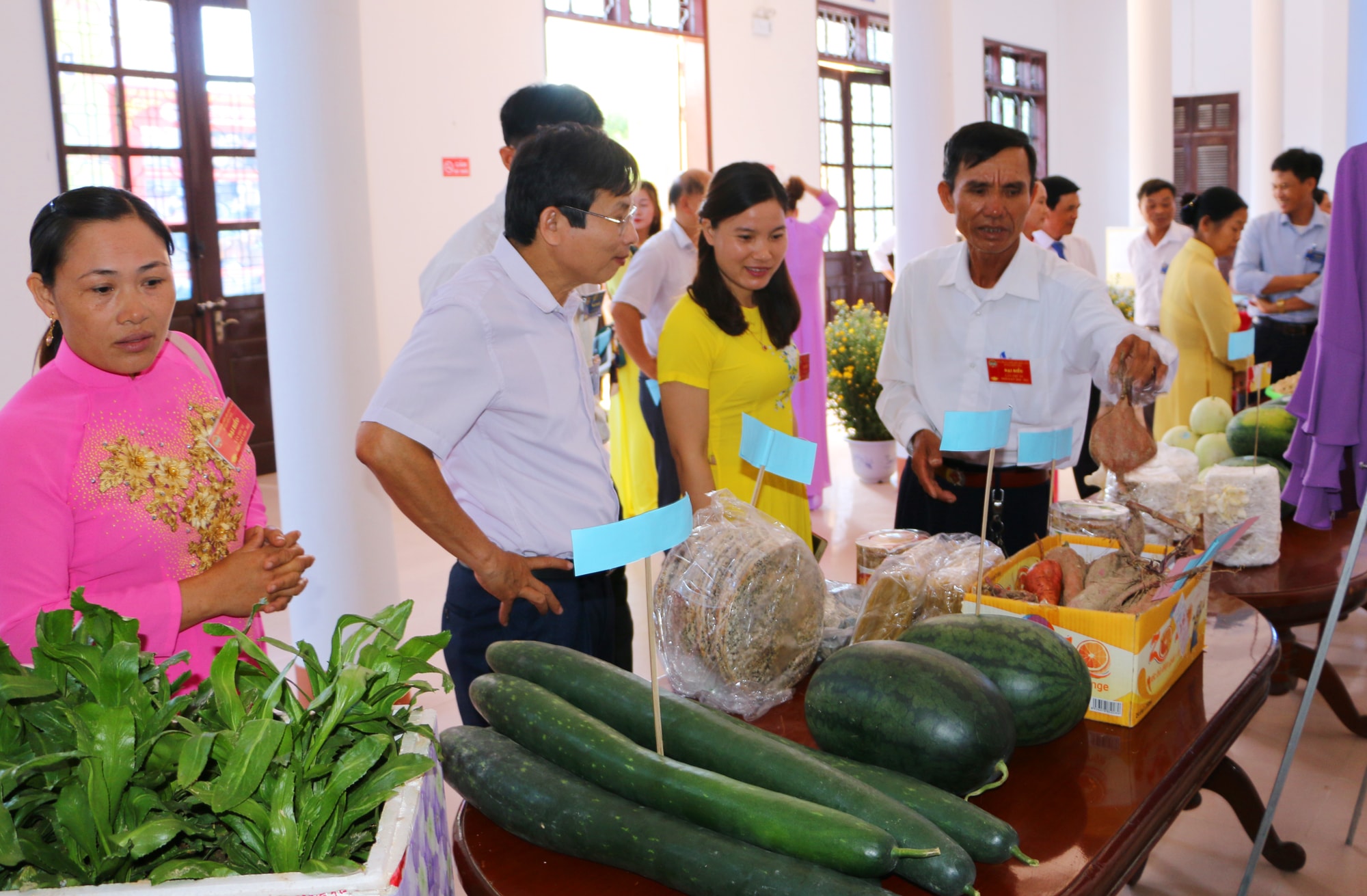 Đại biểu dự đại hội tham quan gian hàng giới thiệu sản phẩm thế mạnh của nông dân huyện Diễn Châu. Ảnh: Nguyễn Hải
