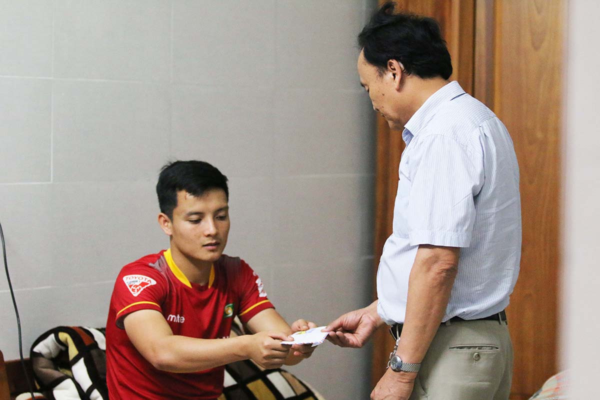 Ngày hôm qua, Ông Nguyễn Hồng Thanh thay mặt thành viên Hội đồng quản trị VPF đến thăm, động viên và tặng quà cho cầu thủ Hoàng Văn Khánh (SLNA) gặp chấn thương trong trận HAGL.