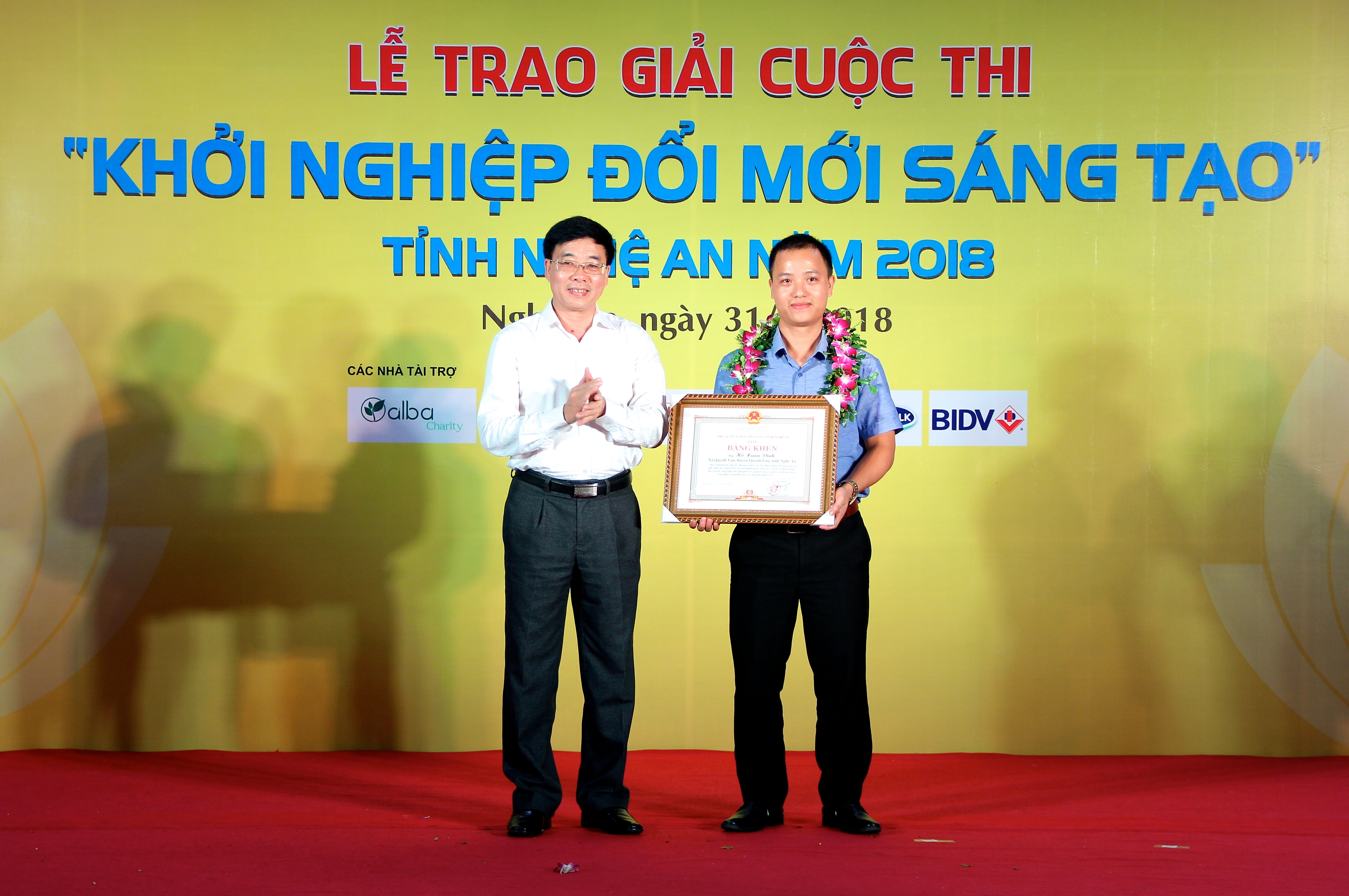 Phó Bí thư Tỉnh ủy Nguyễn Văn Thông trao bằng khen và phần thưởng cho dự án đạt giải Nhất. Ảnh: Mỹ Nga 