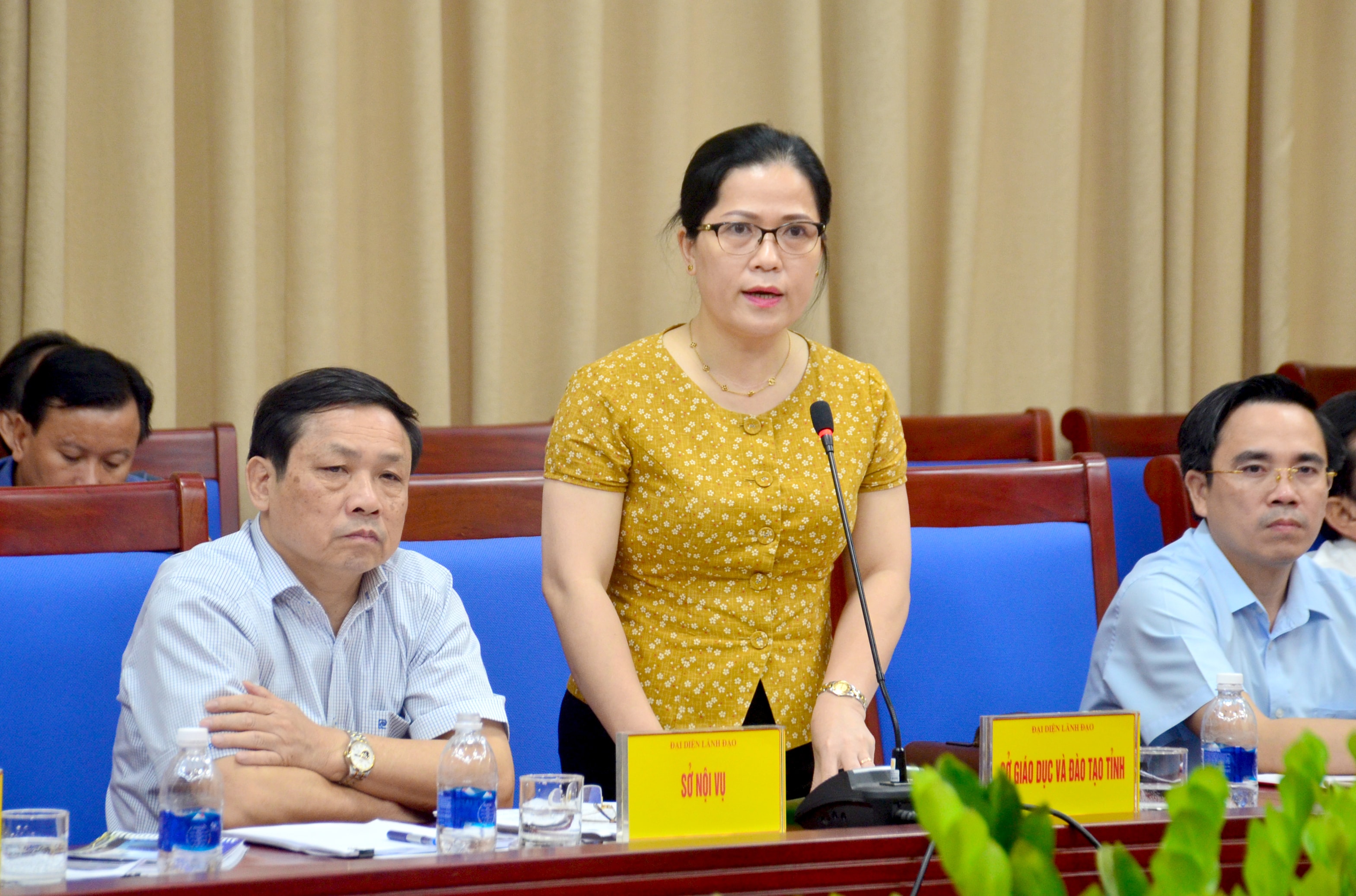 Giám đốc Sở GD&ĐT Nguyễn Thị Kim Chi phát biểu tại cuộc làm việc giữa đoàn giám sát HĐND tỉnh và UBND tỉnh chiều 30/5. Ảnh: Thành Duy