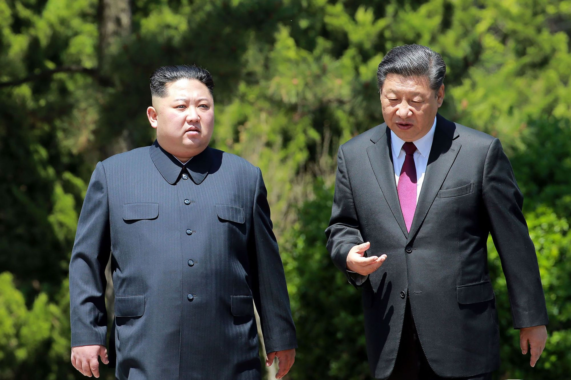 Chủ tịch Trung Quốc Tập Cận Bình (phải) đi dạo cùng nhà lãnh đạo Triều Tiên Kim Jong-un tại Đại Liên. Bức ảnh được KCNA đăng tải hôm 8/5. Ảnh: AFP