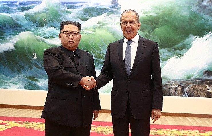 Nhà lãnh đạo Triều Tiên Kim Jong-un và Ngoại Nga Sergey Lavrov. Ảnh: TASS