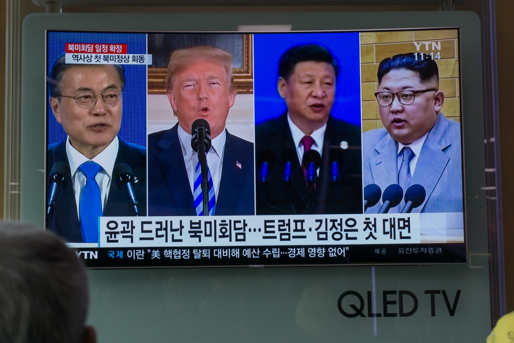 Người dân theo dõi bản tin về Tổng thống Hàn Quốc Moon Jae-in, Tổng thống Mỹ Donald Trump, Chủ tịch Trung Quốc Tập Cận Bình và nhà lãnh đạo Triều Tiên Kim Jong-un tại Seoul hôm 11/5. Ảnh: AFP