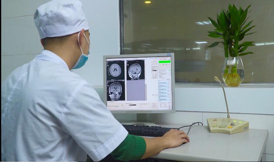 Chụp cộng hưởng từ phát hiện u não tại Bệnh viện Đa khoa Cửa Đông. Ảnh: Cưng Nguyễn