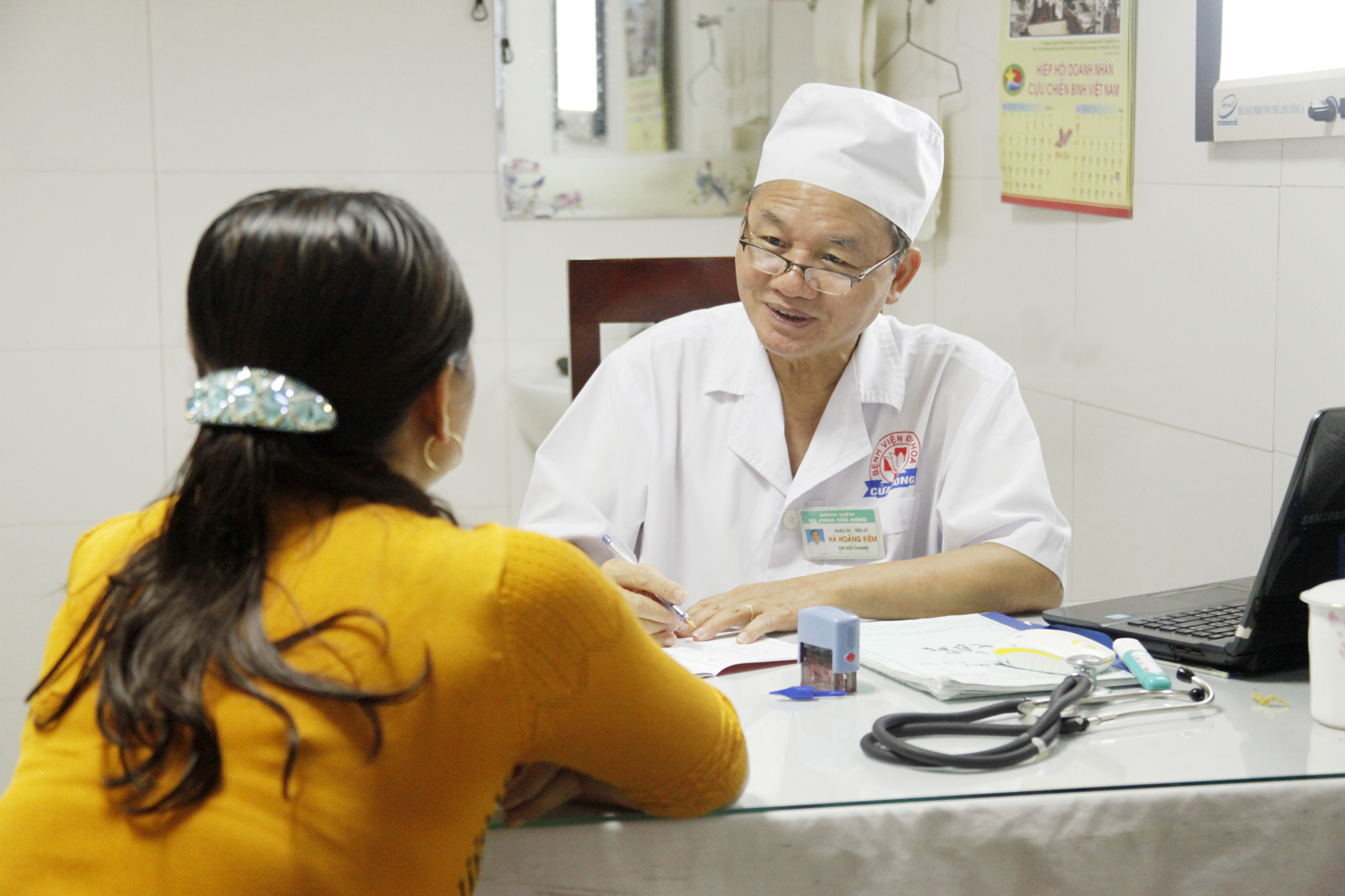 Nhiều bệnh nhân được các giáo sư trực tiếp thăm, khám, điều trị ngay tại BV ĐK Cửa Đông. Ảnh Cưng nguyễn