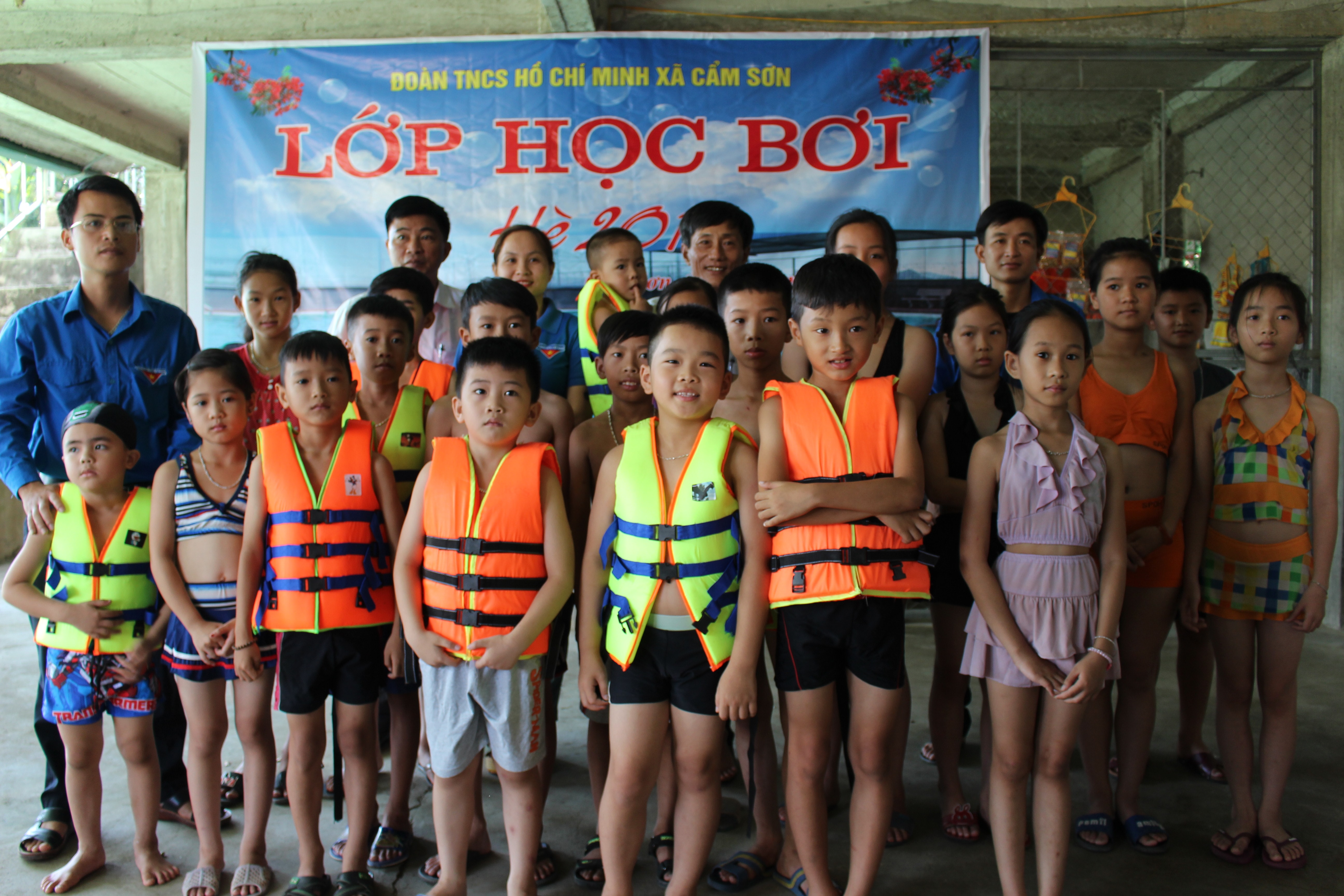 Tất cả học viên sẽ được hỗ trợ học phí trong suốt khóa học bơi hè 2018. Ảnh: Hương Liên