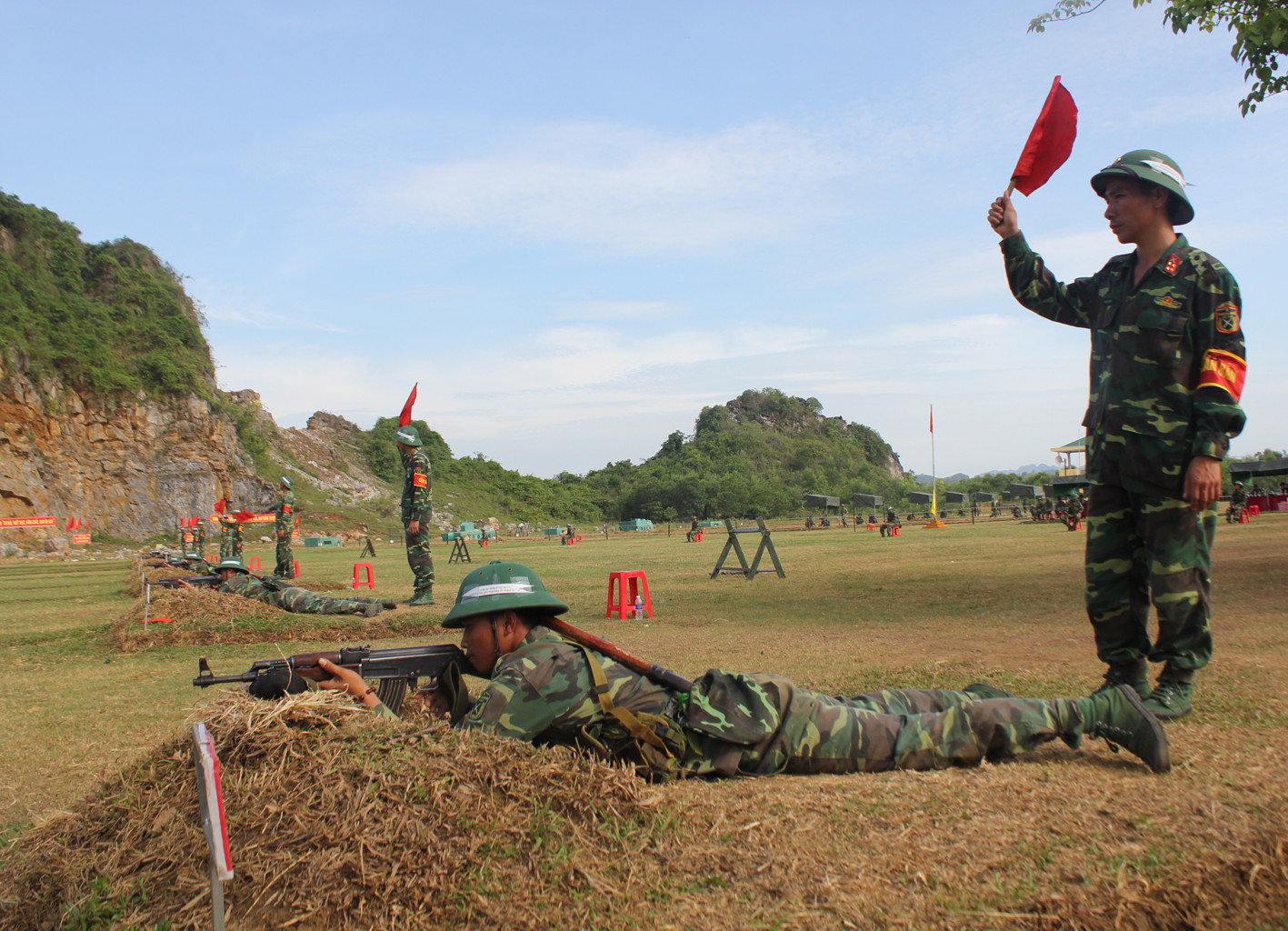 Các chiến sỹ mới Sư đoàn 324 thực hành kiểm tra bắn đạn thật. Ảnh: Hà Hữu Tân