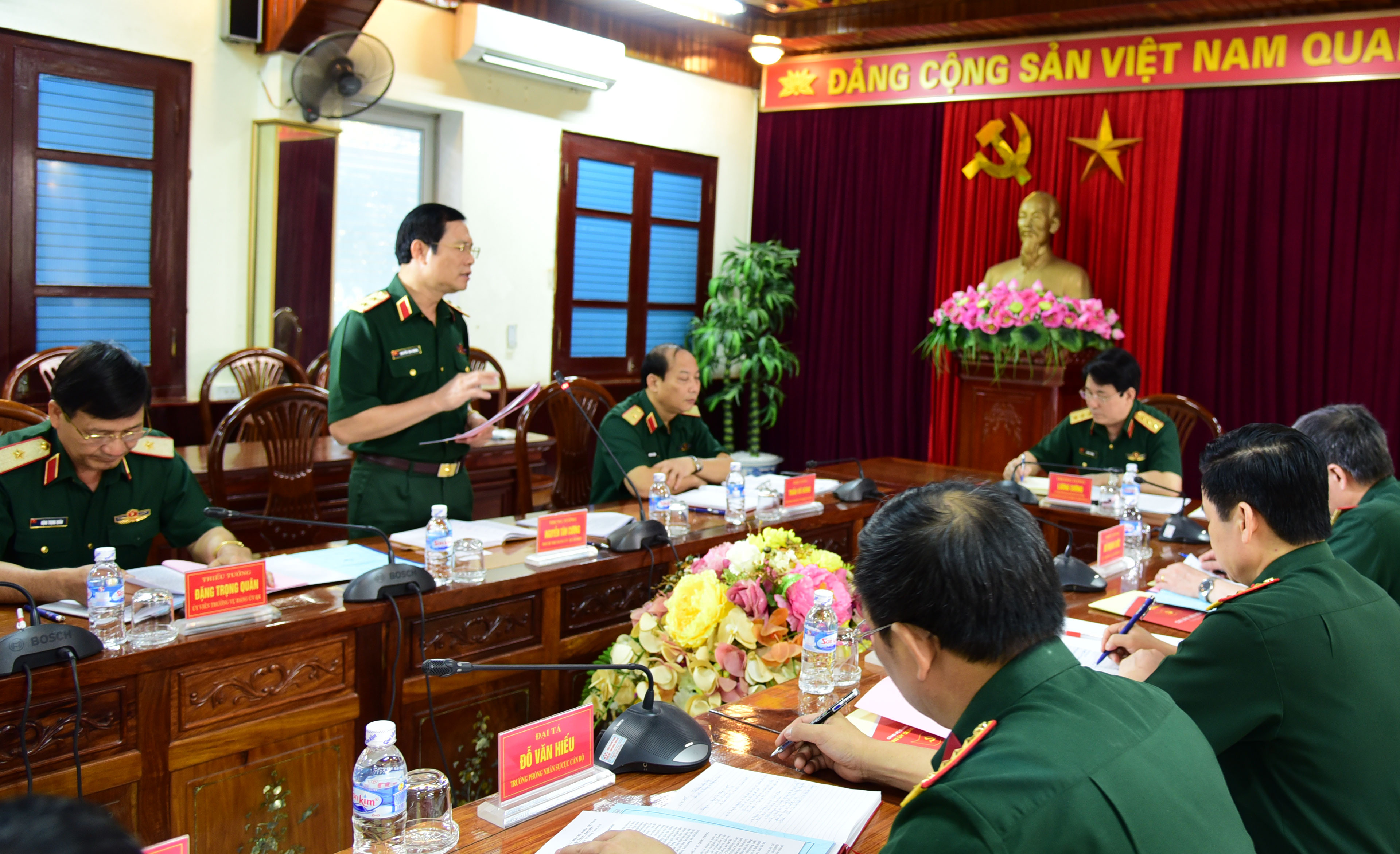 Trung tướng Nguyễn Tân Cương - Tư lệnh Quân khu 4 báo cáo với đoàn công tác tình hình thực hiện nhiệm vụ 6 tháng đầu năm 2018. Ảnh: Nguyễn Đức Cương