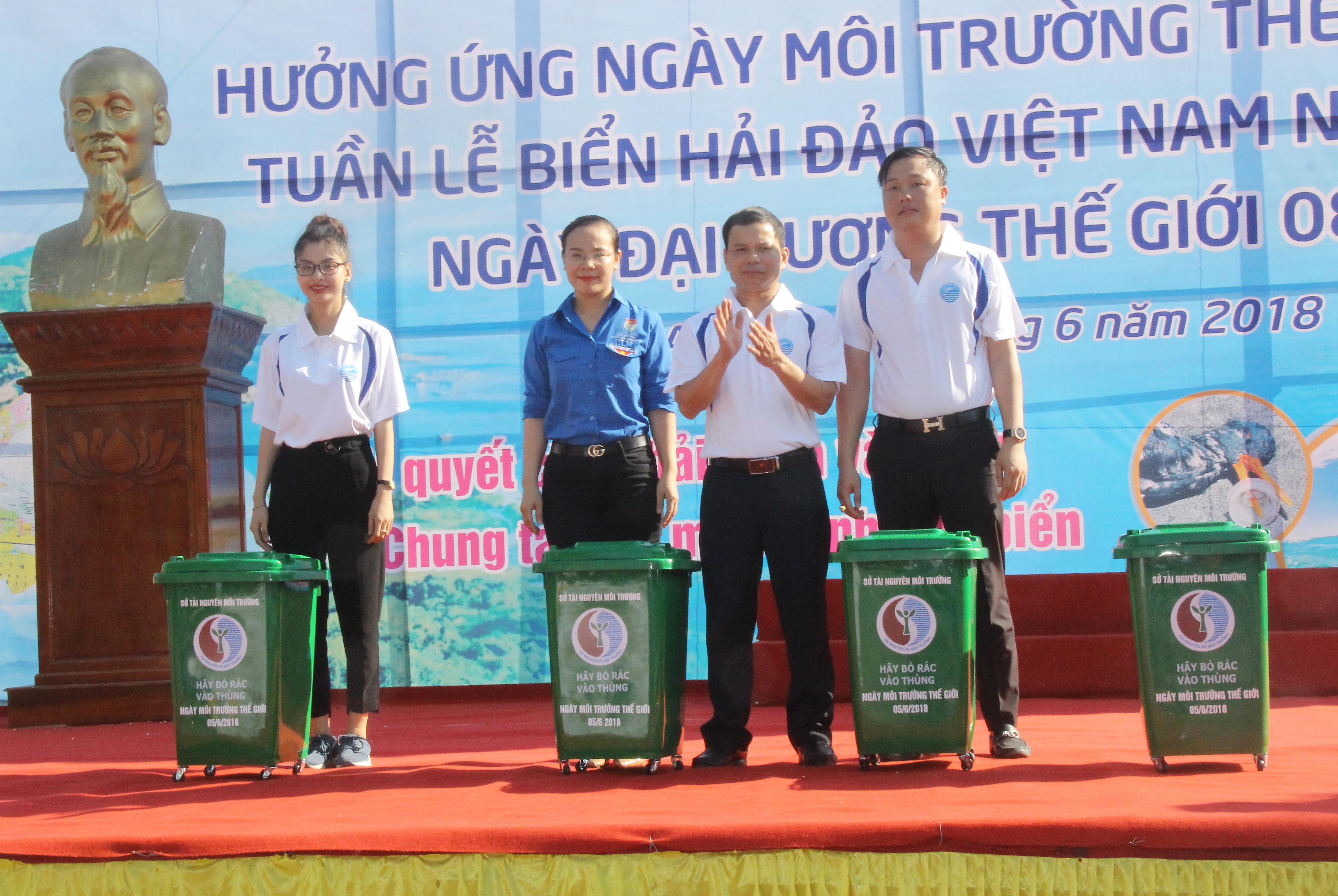 Sở Tài nguyên - Môi trường tặng huyện Hưng Nguyên 30 thùng rác công cộng. Ảnh: Minh Chi