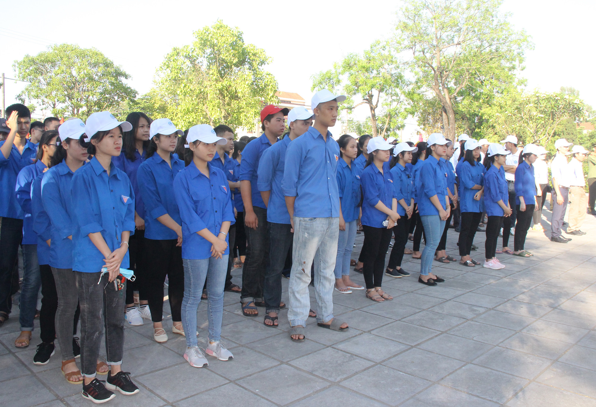 Hơn 1.000 cán bộ, công chức, đoàn viên và thanh niên trên địa bàn huyện Hưng Nguyên dự lễ mít tinh. Ảnh: Minh Chi