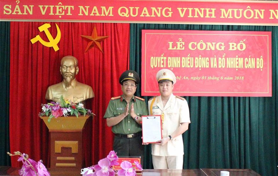 Đồng chí Đại tá Hồ Văn Tứ - Phó Bí thư Đảng ủy, Phó Giám đốc Công an tỉnh trao Quyết định cho đồng chí Lê Hoàng Anh. Ảnh: Phương Hảo.