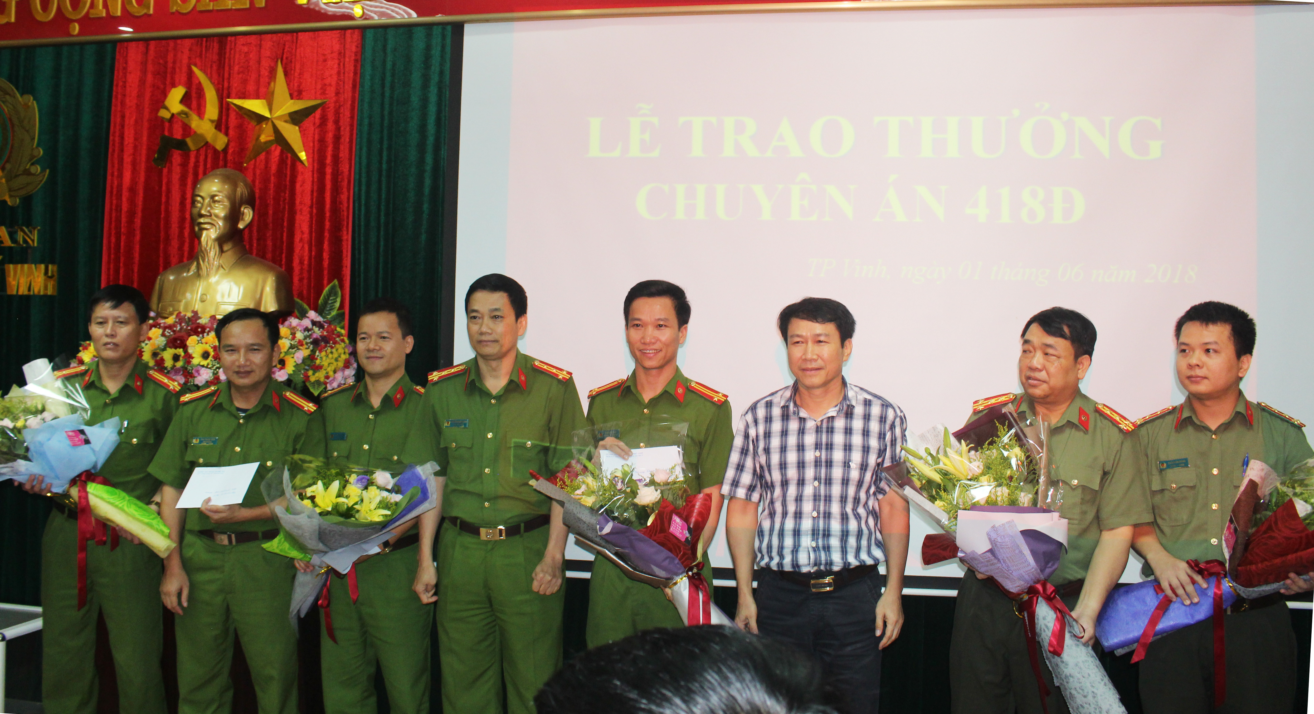 Lãnh đạo Công an tỉnh Nghệ An, UBND TP. Vinh chúc mừng, khen thưởng ban chuyên án. Ảnh: Phương Thảo