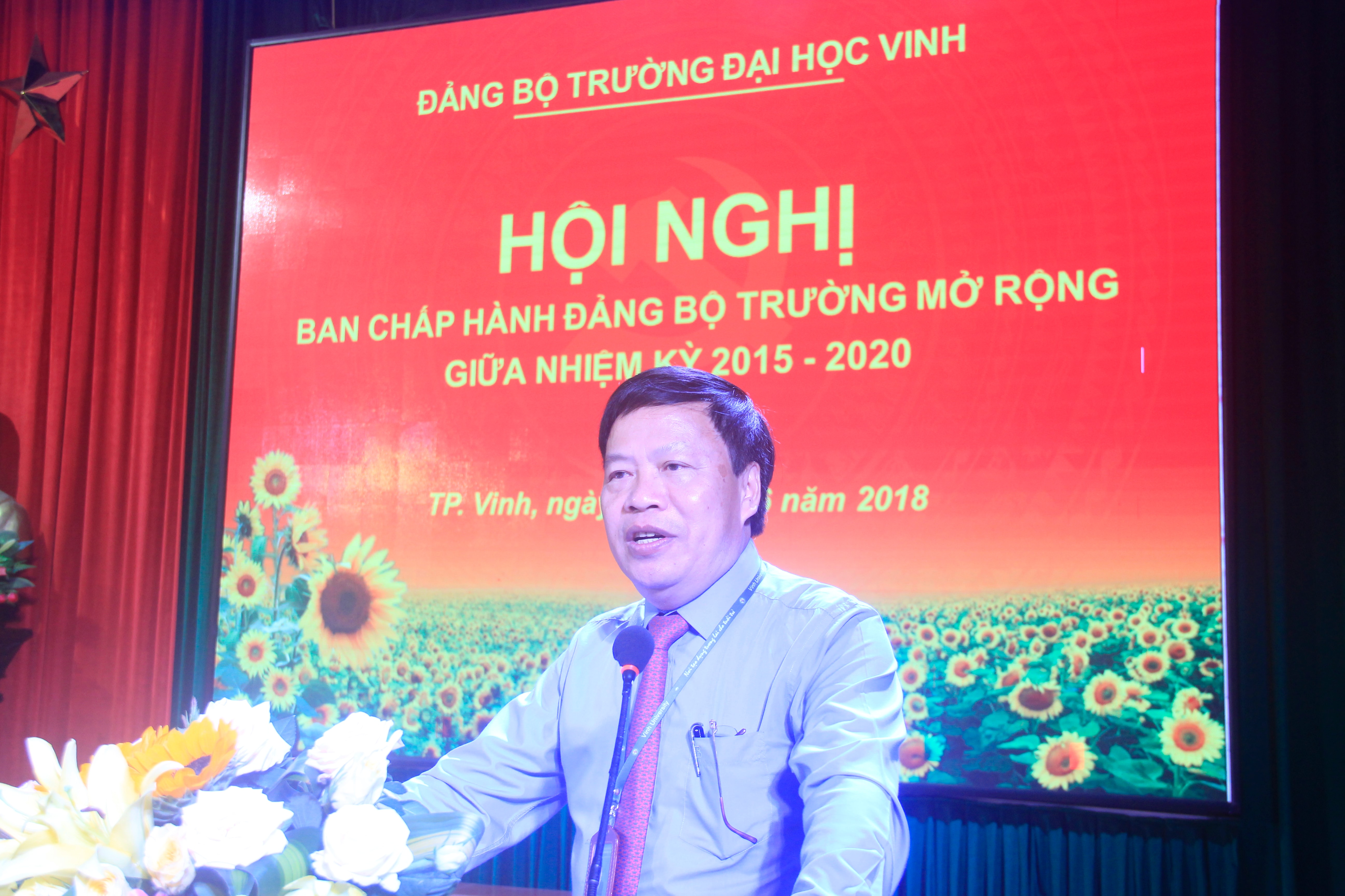 GS.TS Đinh Xuân Khoa, Ủy viên Ban Chấp hành Đảng bộ tỉnh, Bí thư Đảng ủy, Hiệu trưởng Trường Đại học Vinh phát biểu khai mạc Hội nghị. Ảnh Thanh Lê