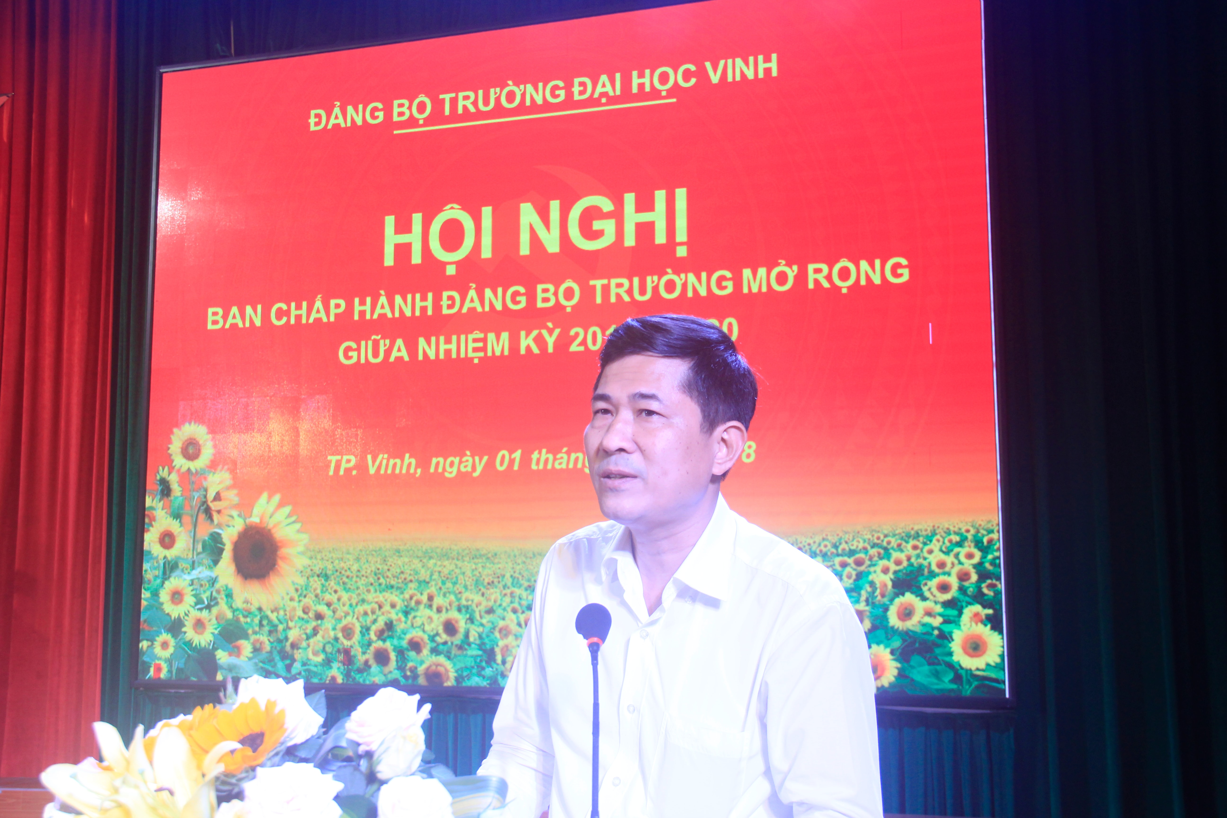 GS.TS Thái Văn Thành- Phó Hiệu trưởng Trường Đại học Vinh tặng hoa chúc mừng Đại hội Hội Sinh viên Trường Đại học Vinh khóa XI. Ảnh Thanh Lê