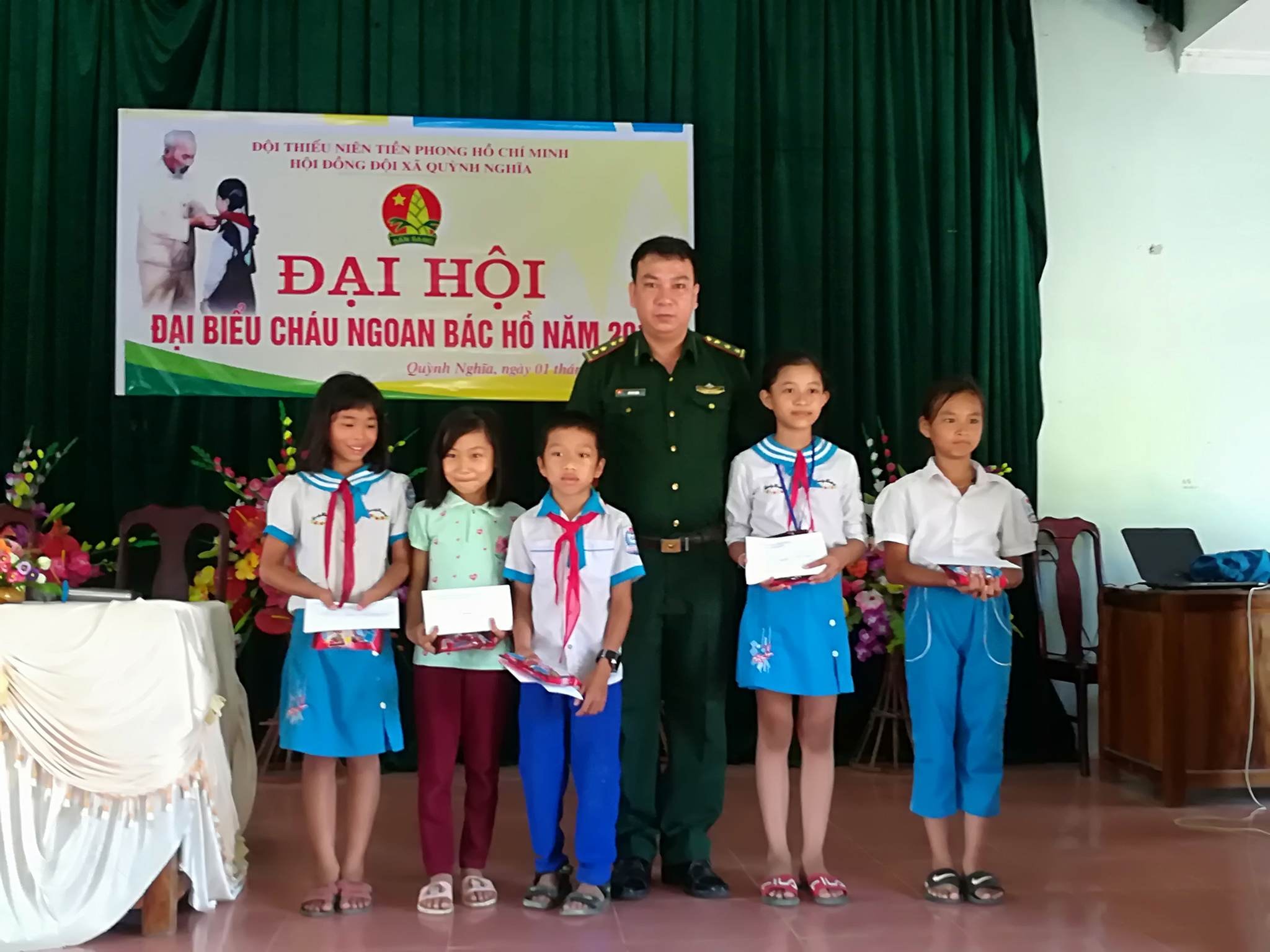 Trao qua cho cac chau hoc sinh trương Tieu học Quynh Nghia