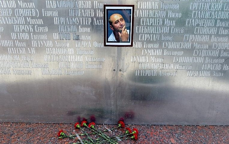Hoa tưởng niệm đặt dưới bức ảnh Babchenko tại Kiev sau thông tin nhà báo này bị 