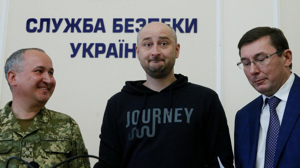 Arkady Babchenko (giữa) xuất hiện tại cuộc họp báo về 