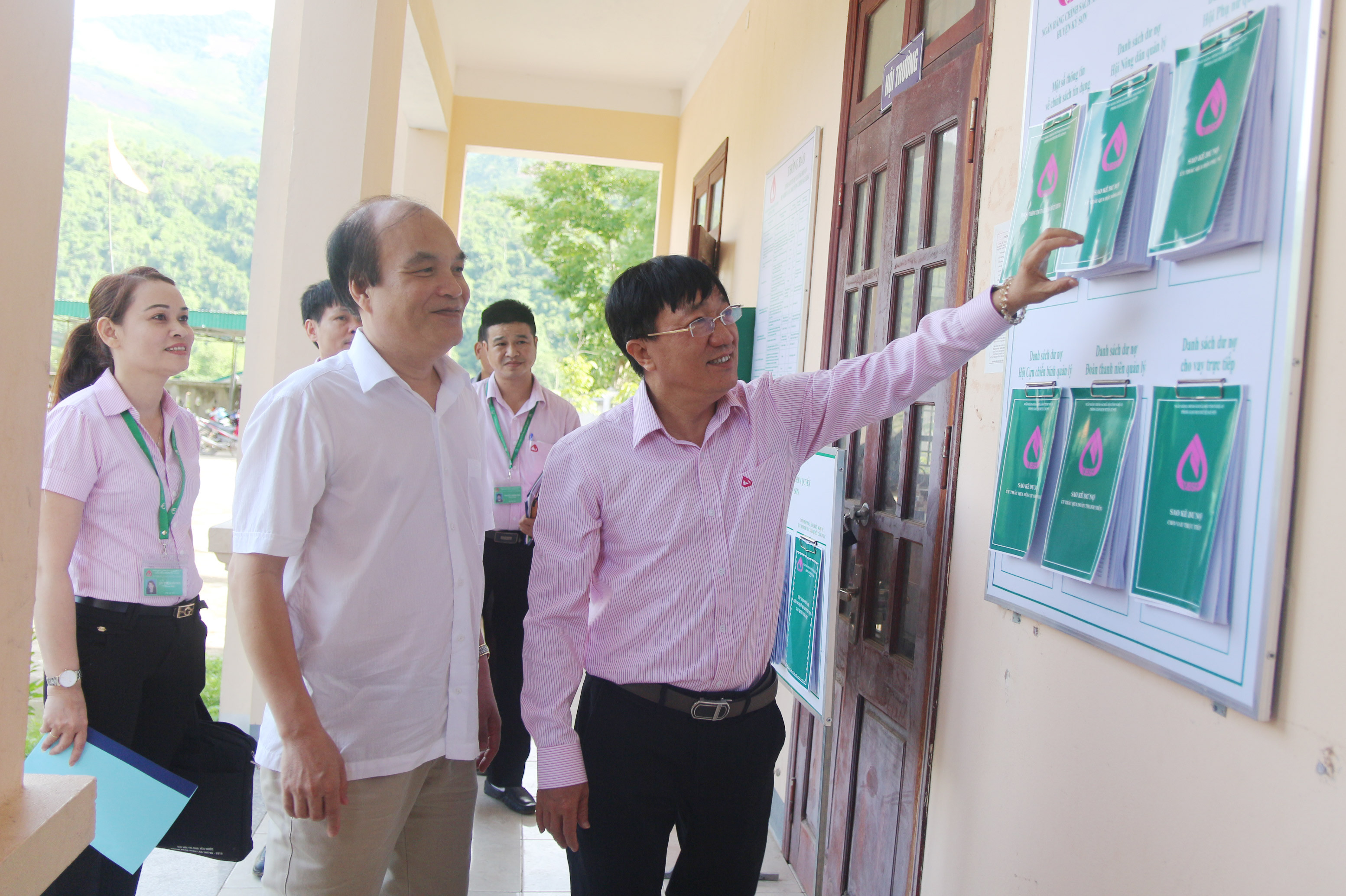 Tổng Giám đốc Dương Quyết Thắng kiểm tra các thông tin tín dụng được NHCSXH công bố tại trụ sở UBND xã Tà Cạ, huyện Kỳ Sơn. Ảnh: Thu Huyền 